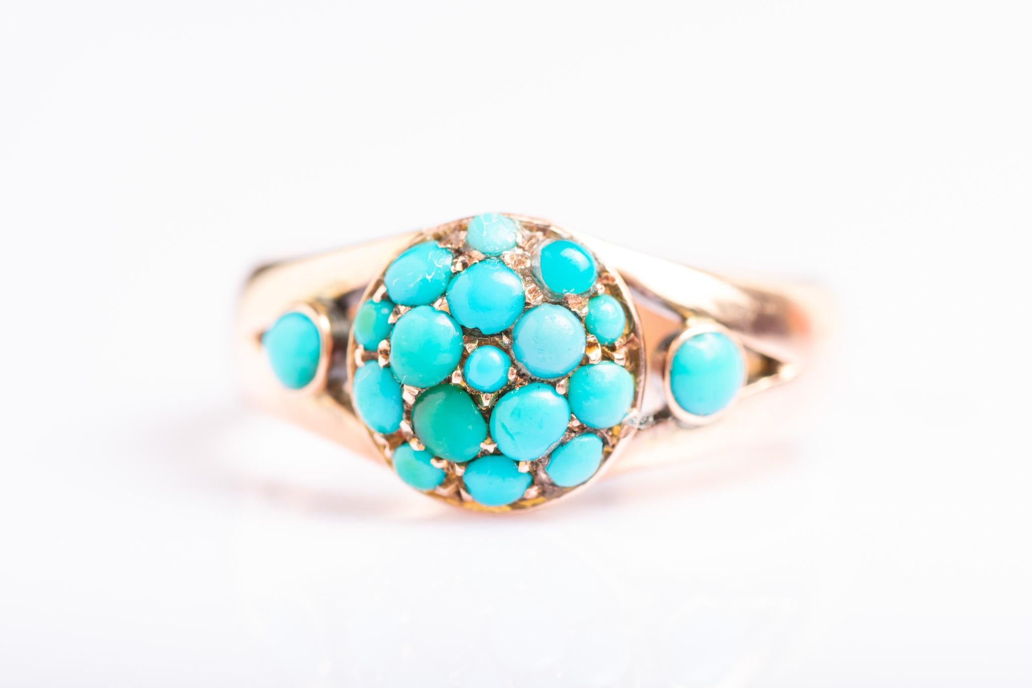 Eine atemberaubende und schwere antike 9ct Gold viktorianischen Türkis Cluster Ring um 1900 mit kleinen in einer Kuppel Form gesetzt. An den Schultern wurden jeweils zwei helle Türkissteine angebracht, die dieses viktorianische Design noch