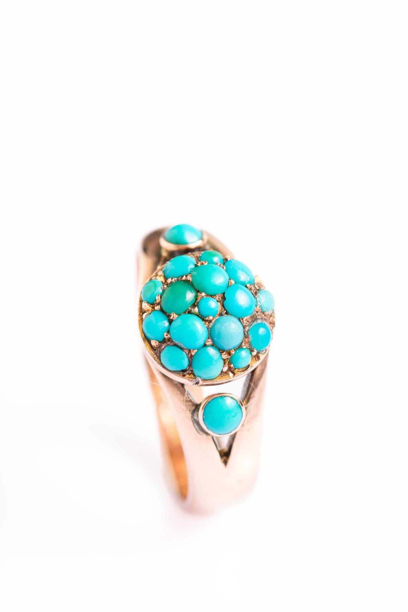 Antiker viktorianischer Türkis-Cluster-Ring aus 9 Karat Gold (Antiker Kissenschliff) im Angebot