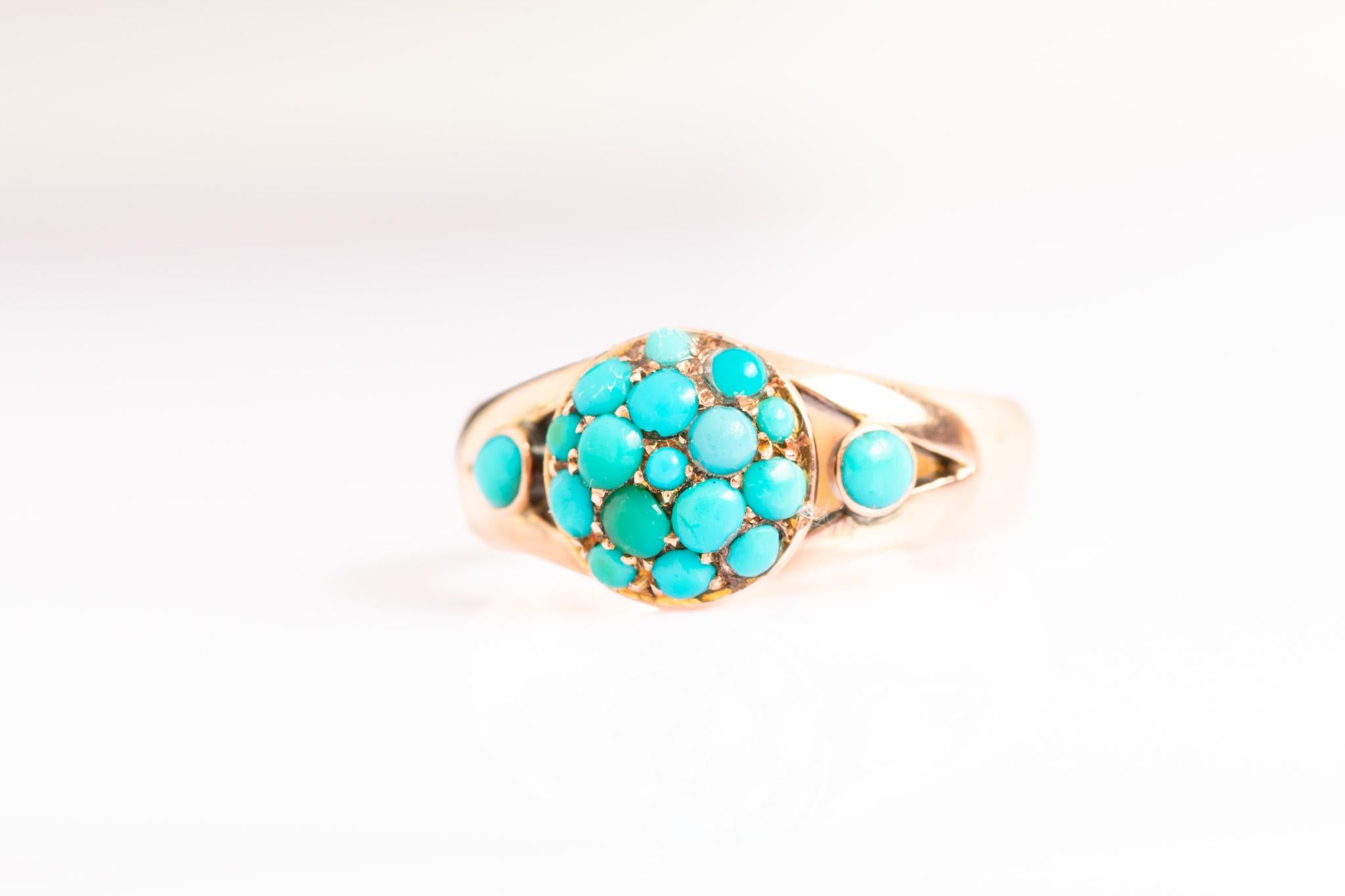 Antiker viktorianischer Türkis-Cluster-Ring aus 9 Karat Gold im Angebot 1
