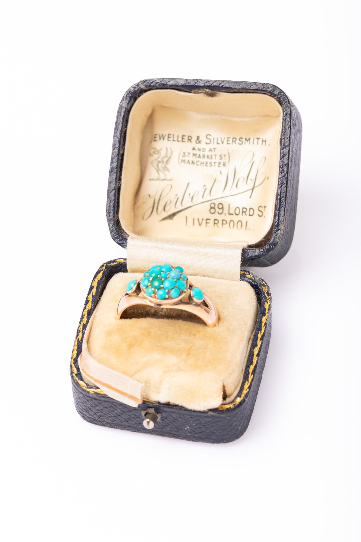 Antiker viktorianischer Türkis-Cluster-Ring aus 9 Karat Gold im Angebot 3