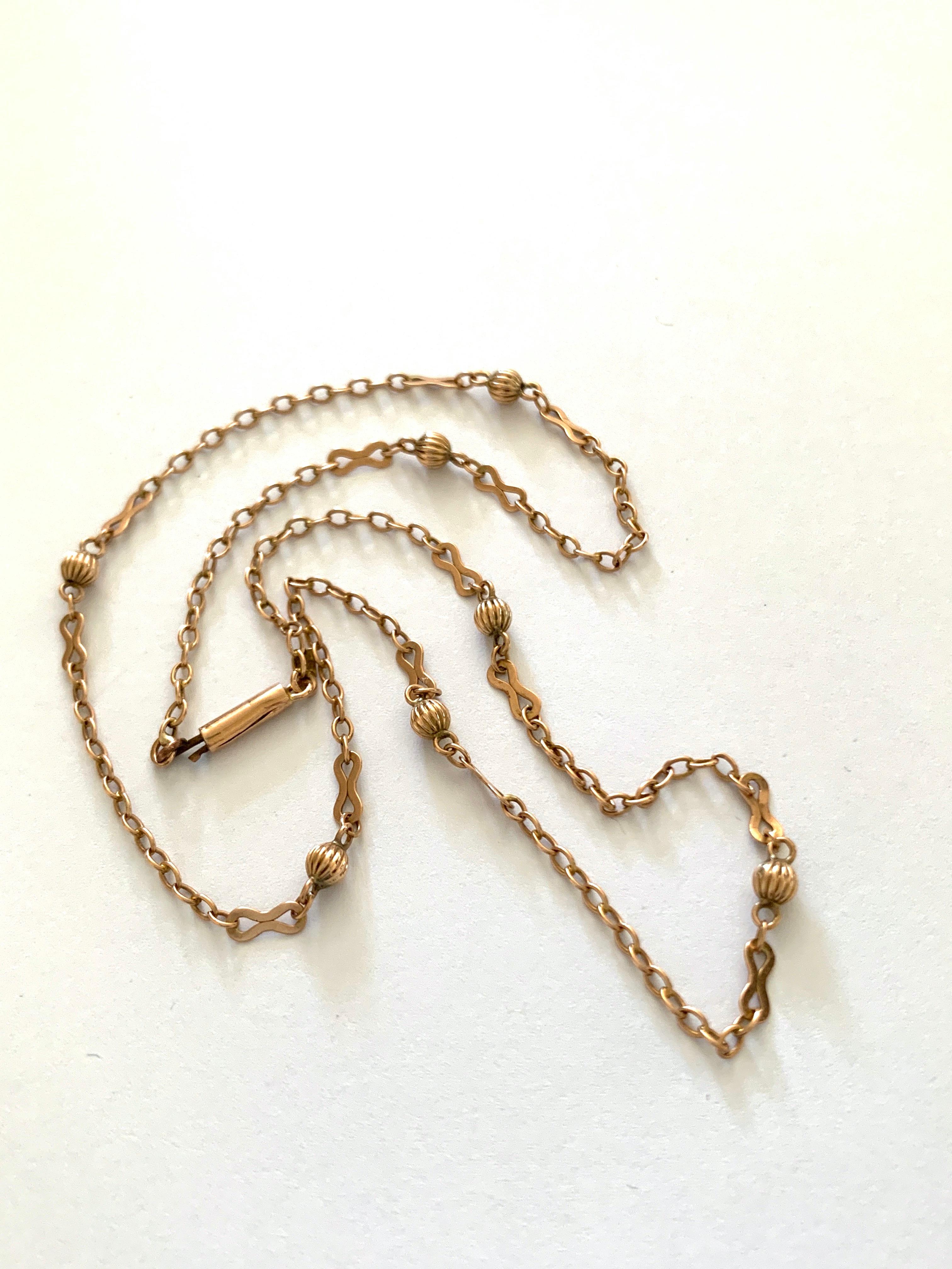 Antik-viktorianisch
Rose Gold Fass Verschluss Halskette

Kleine Damengröße
Länge 16 Zoll
Bitte sehen Sie die Abbildung des Lineals, um die unterschiedliche Dicke zu verstehen

Seltenes Design
Gewicht  3.13 Gramm

Der Verschluss ist sicher - zum