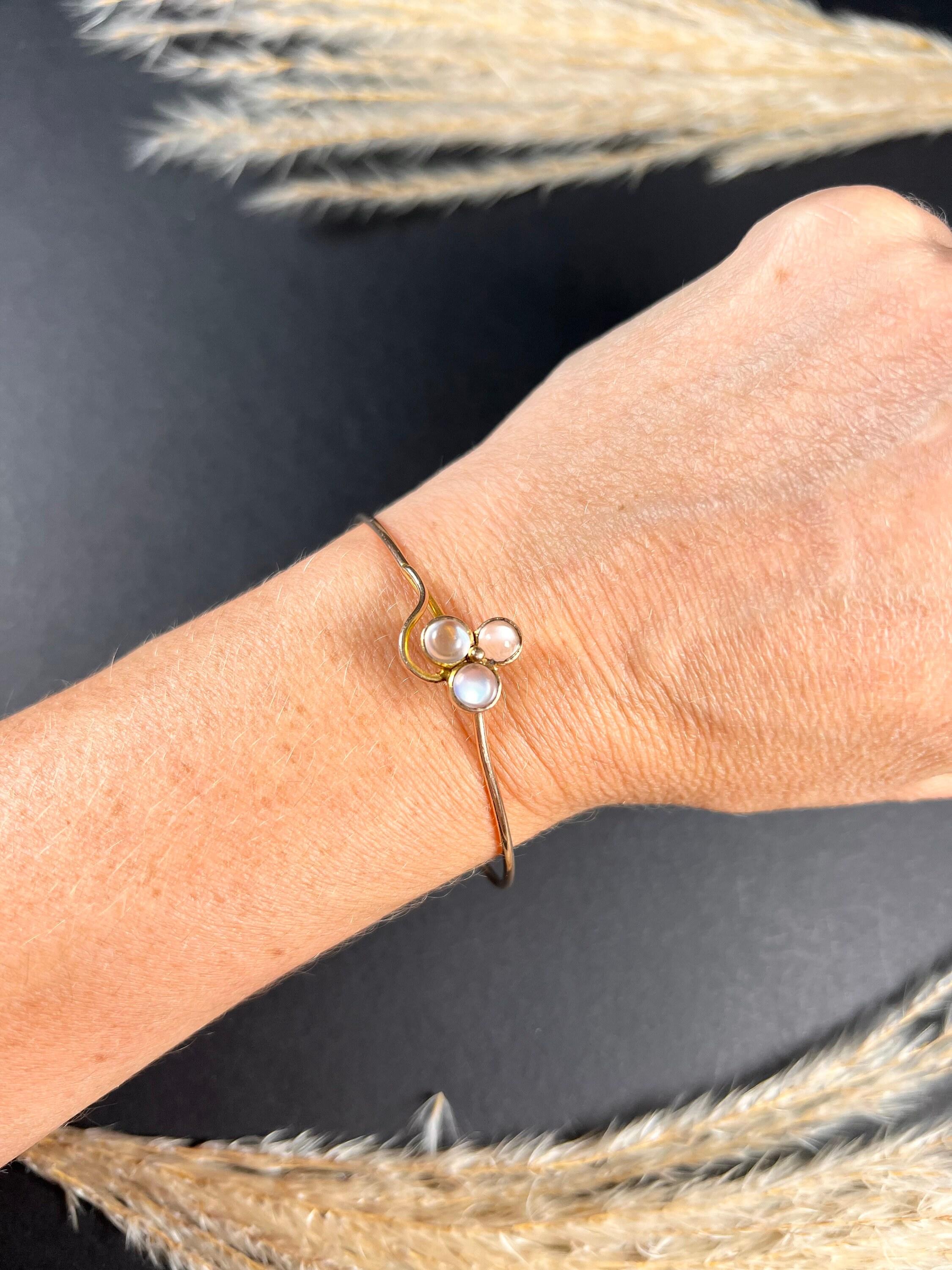Antique Clover Bangle 

9ct Rose Gold Tested

Circa 1920’s

Beautiful, rose gold, antique gold bangle. Features a pretty three leaf clover. Set with gorgeous, round moonstones. 
Features a secure, hidden clasp which hooks underneath the clover.
