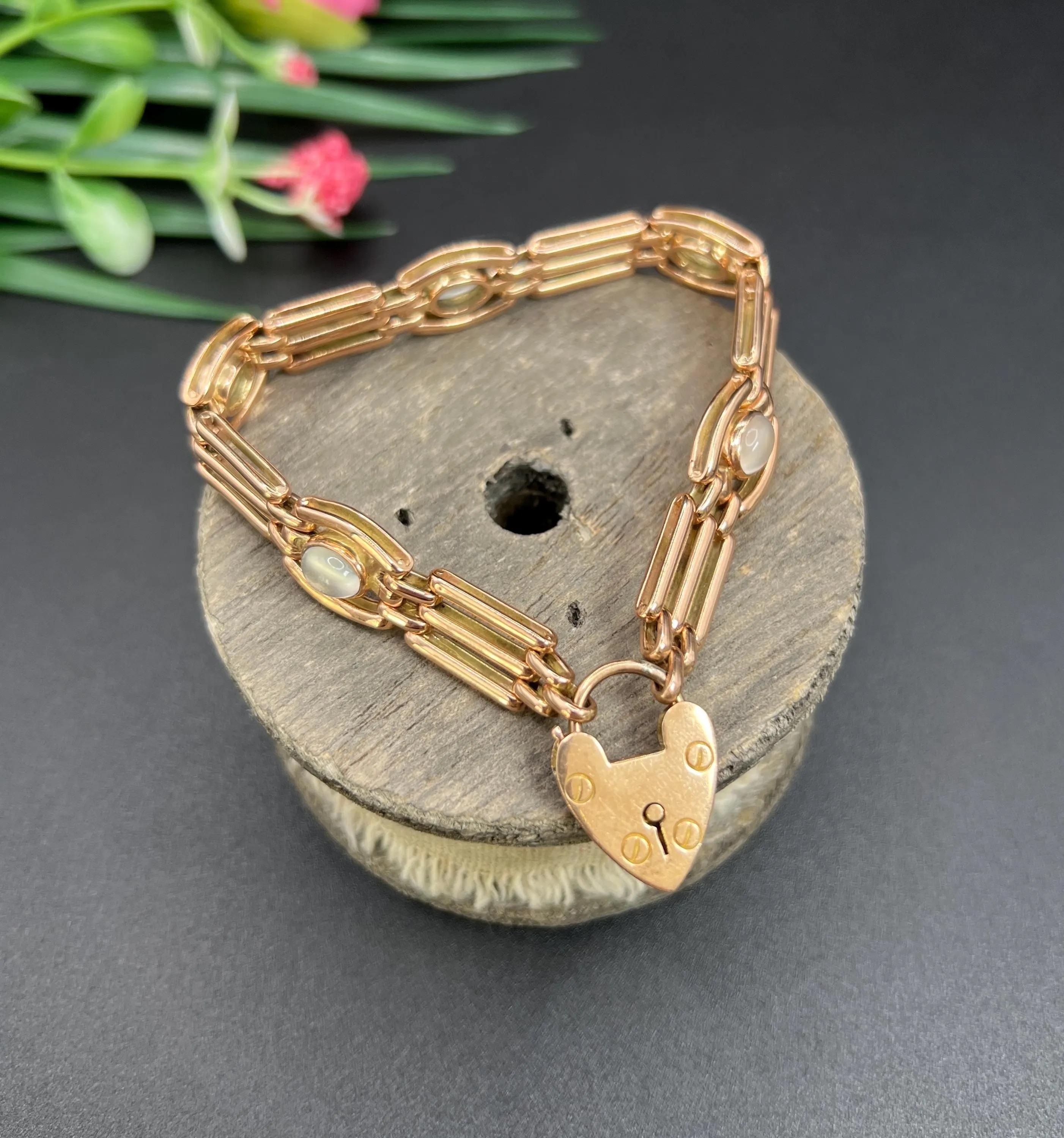 Bracelet ancien en or rose 9ct et pierre de lune des années 1920 avec fermoir cadenas en forme de coeur en vente 5