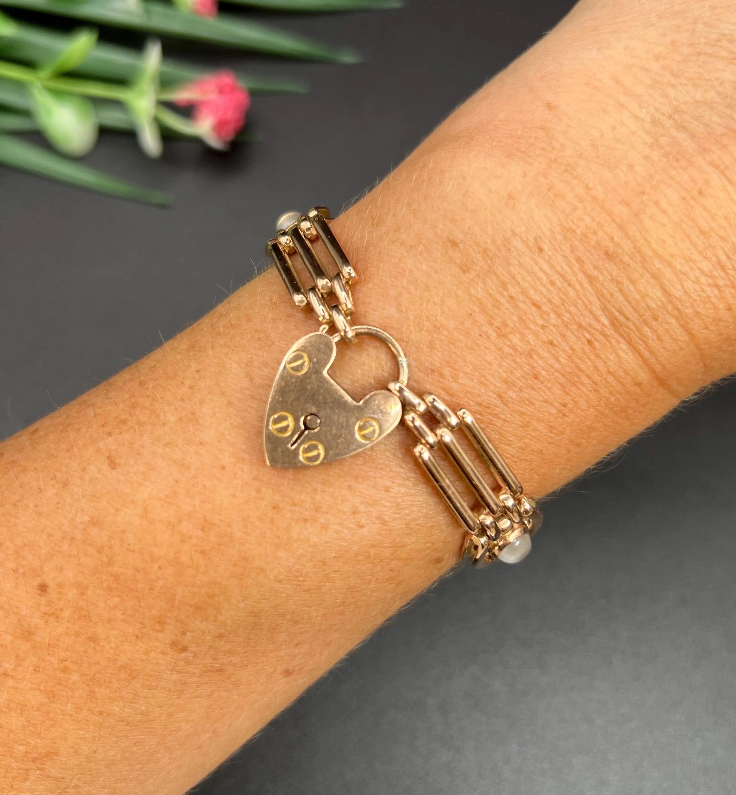 Bracelet ancien en or rose 9ct et pierre de lune des années 1920 avec fermoir cadenas en forme de coeur en vente 6