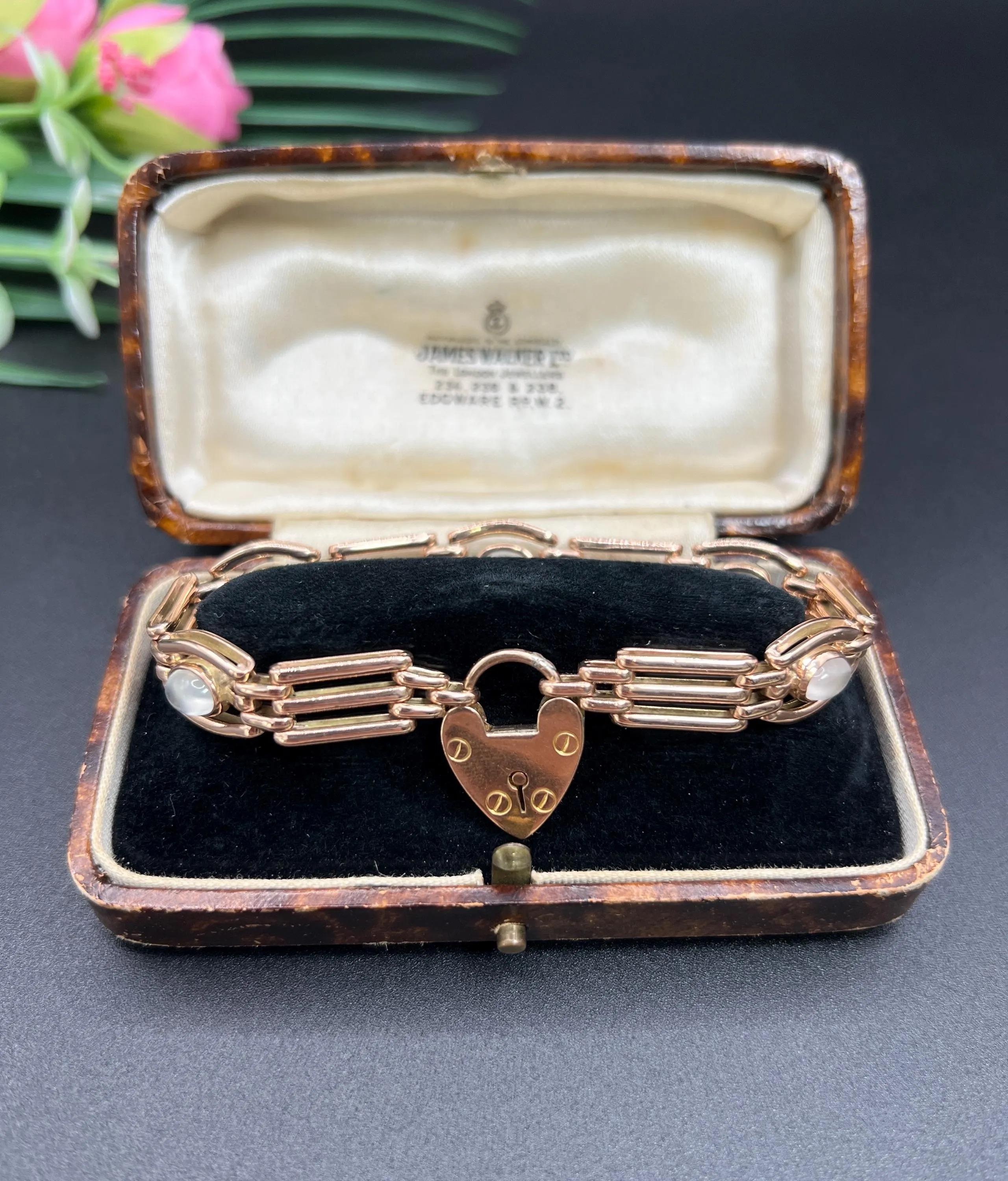 Taille ronde Bracelet ancien en or rose 9ct et pierre de lune des années 1920 avec fermoir cadenas en forme de coeur en vente