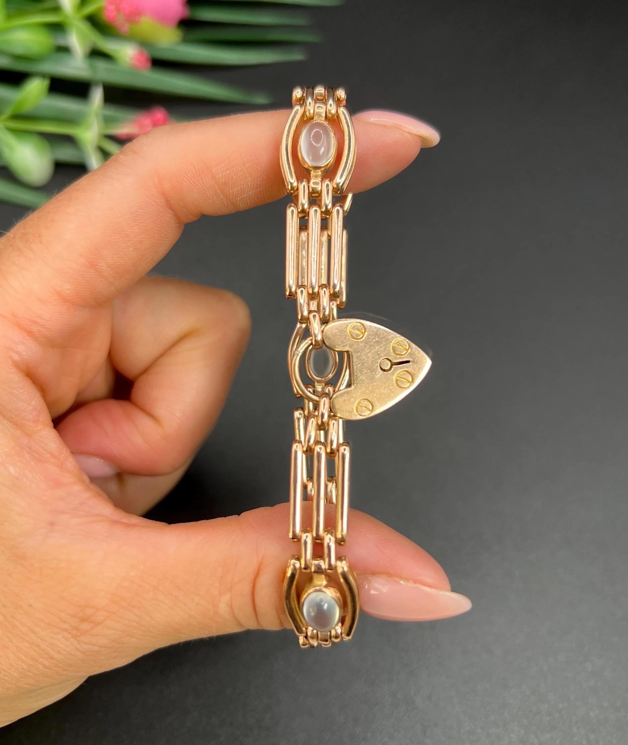 Bracelet ancien en or rose 9ct et pierre de lune des années 1920 avec fermoir cadenas en forme de coeur Unisexe en vente