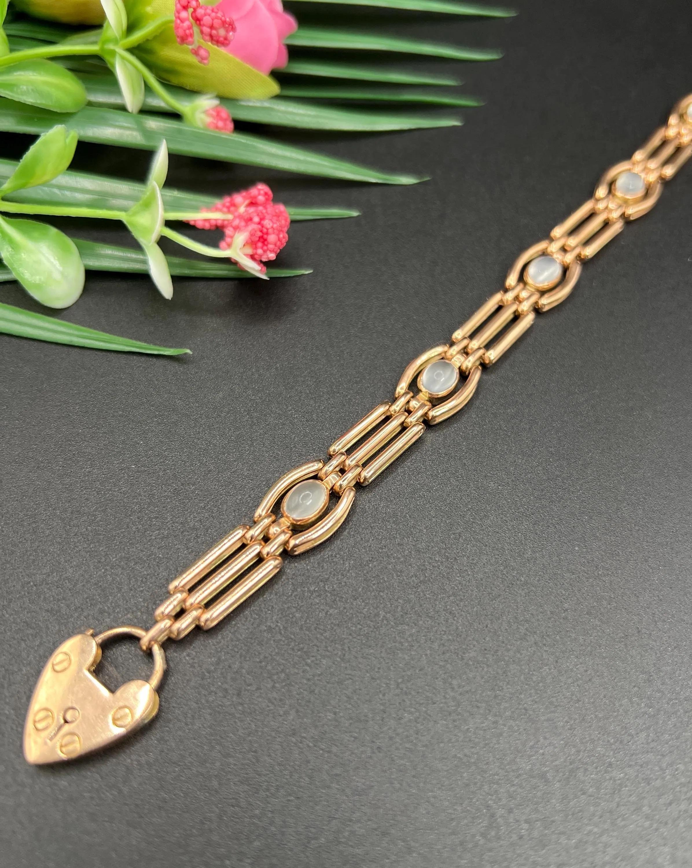 Bracelet ancien en or rose 9ct et pierre de lune des années 1920 avec fermoir cadenas en forme de coeur en vente 1