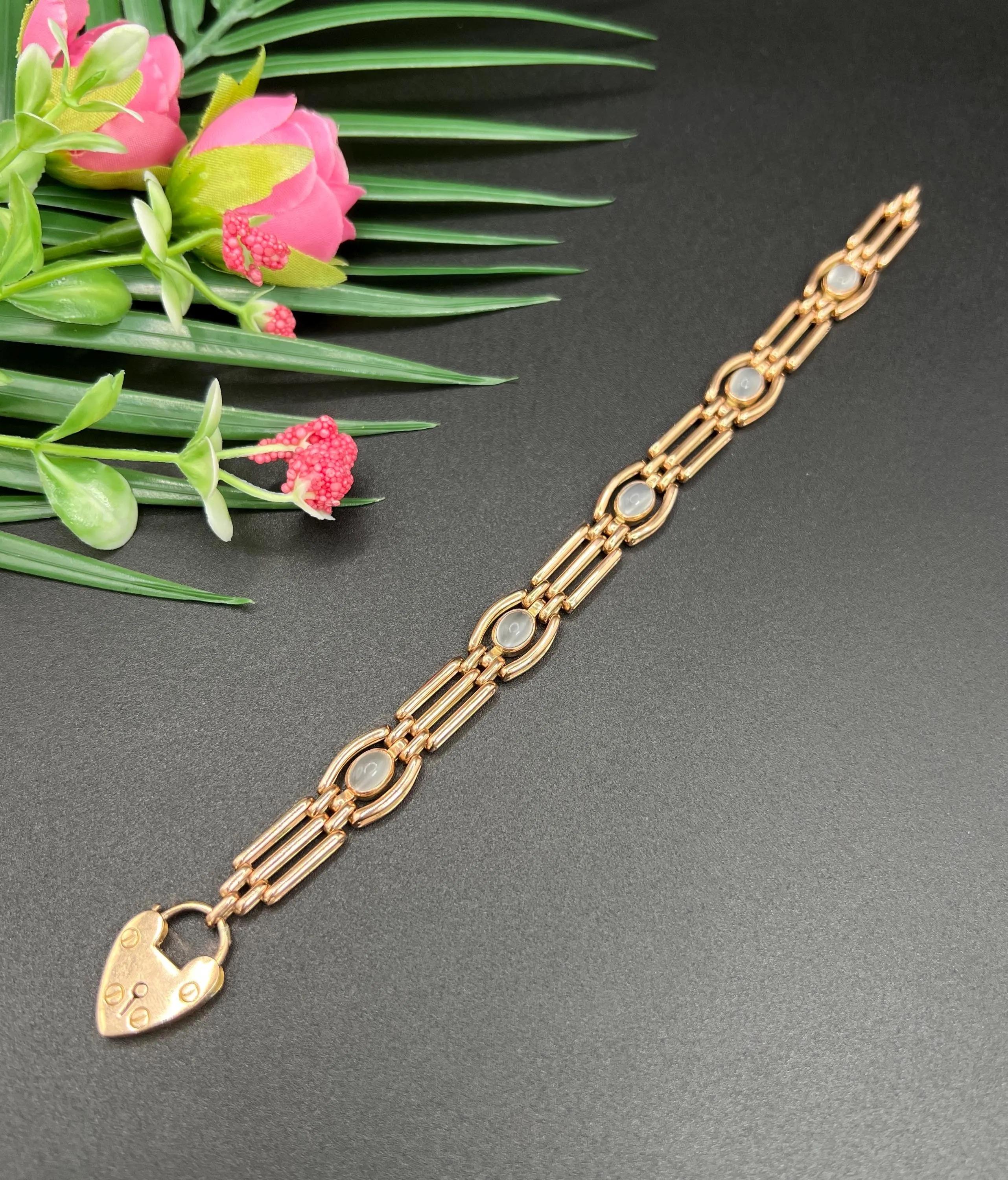 Bracelet ancien en or rose 9ct et pierre de lune des années 1920 avec fermoir cadenas en forme de coeur en vente 2