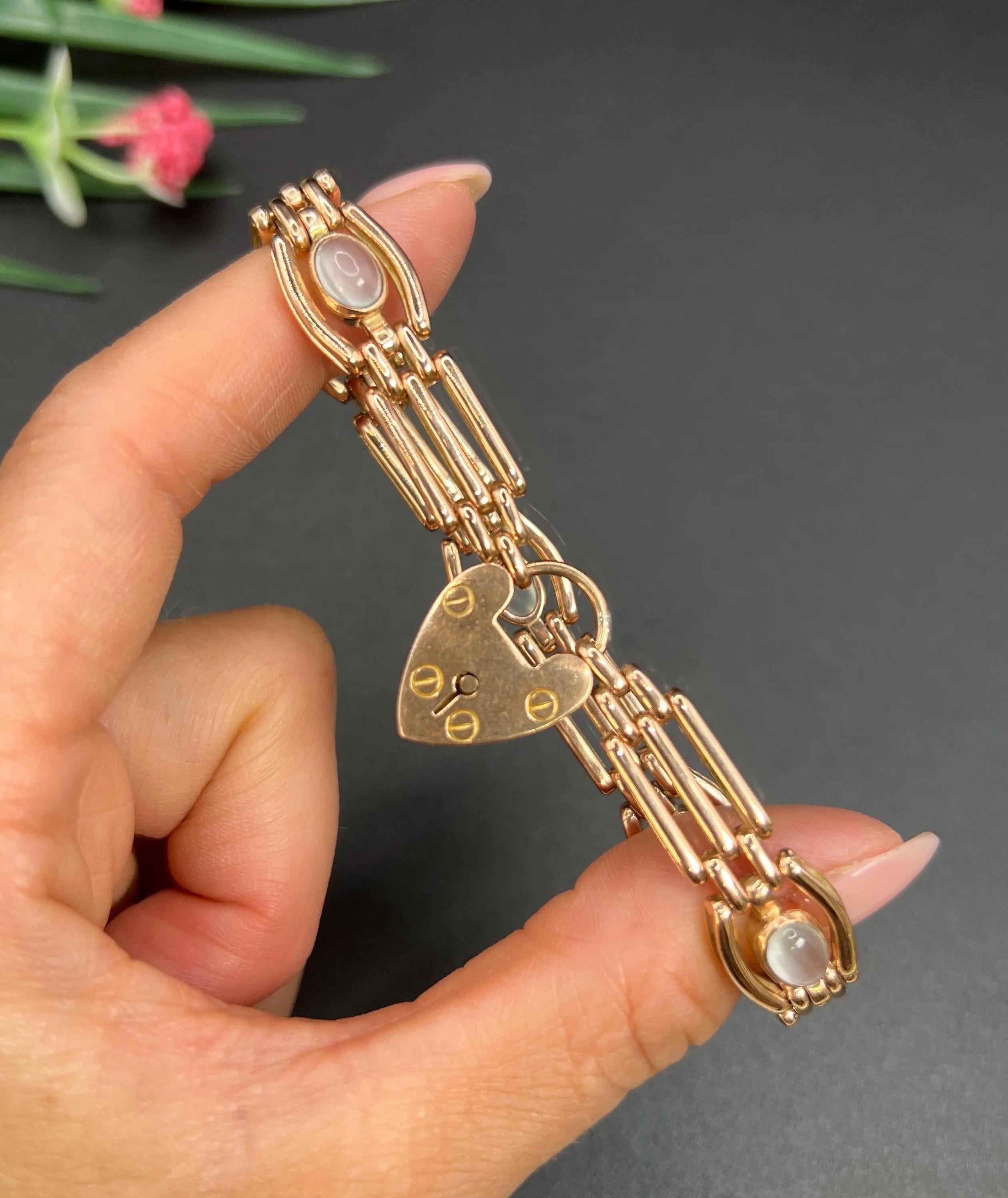 Bracelet ancien en or rose 9ct et pierre de lune des années 1920 avec fermoir cadenas en forme de coeur en vente 3