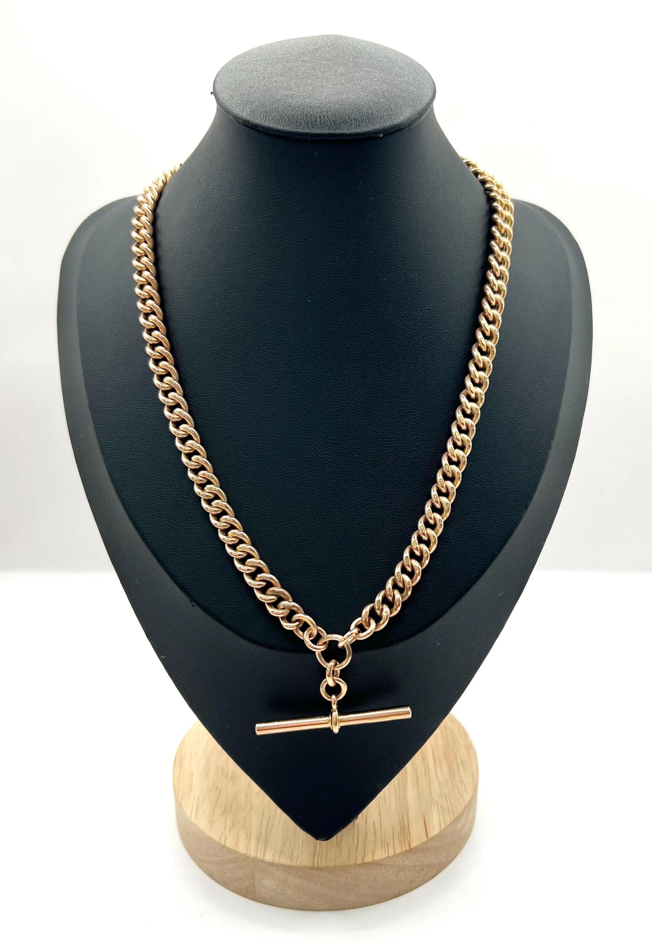 Catena antica Albert 

Oro rosa 9ct 

Makers Mark J.K.

Marchio Birmingham 1918

Ti presentiamo una splendida catena Albert Edwardiana in oro rosa 9ct, precedentemente utilizzata come catena per orologi da tasca. Questa raffinata collana è dotata di