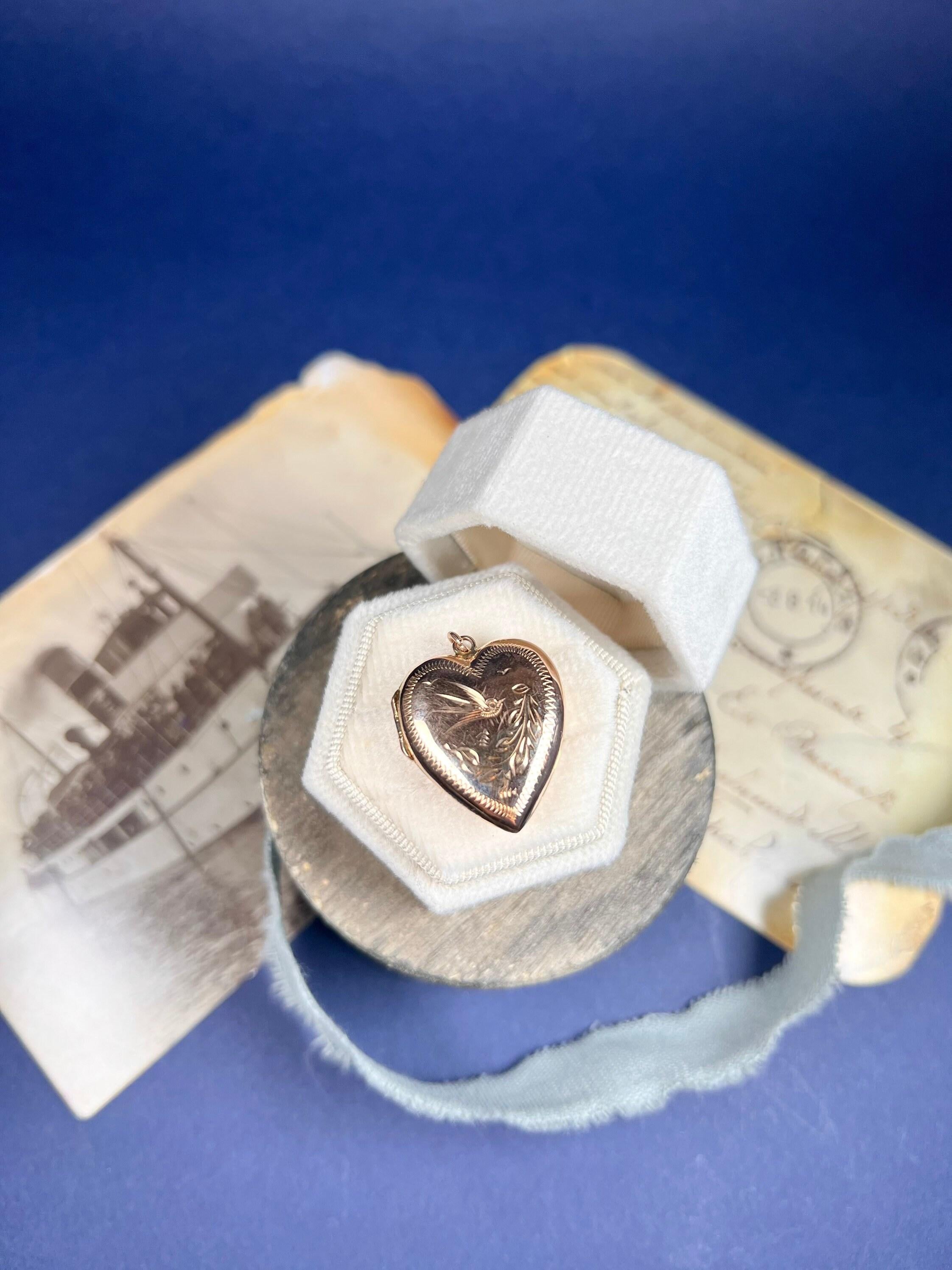 Antico medaglione a forma di cuore 

Oro rosa 9ct sul retro e sul davanti 

Circa 1900

*Il termine gold front & back è spesso usato per descrivere i medaglioni d'oro antichi che hanno il retro in oro. 
Il fronte e il retro in oro sono applicati a