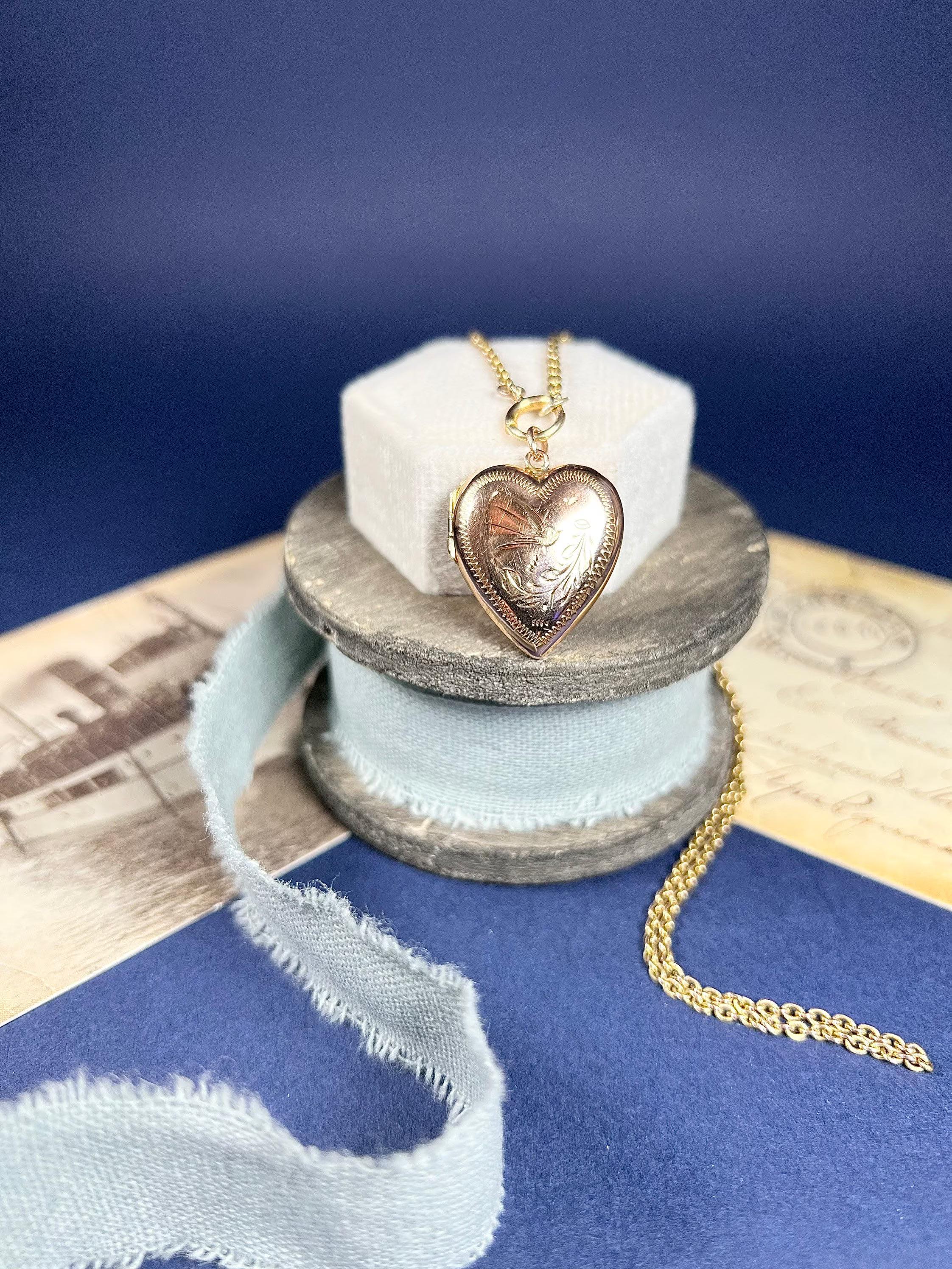 Edoardiano Antico medaglione a cuore in oro rosa 9ct con incisione a forma di rondine in vendita