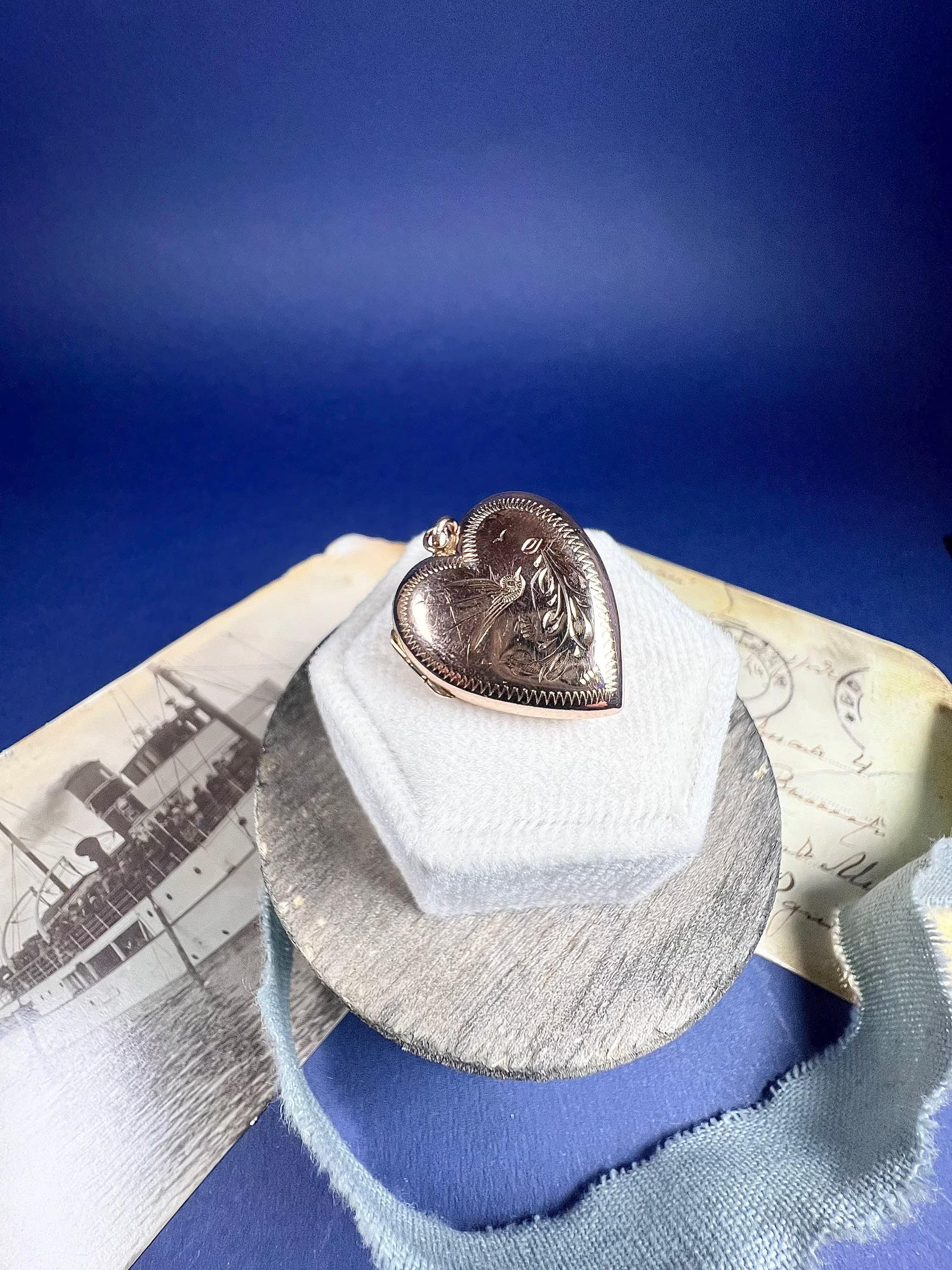 da uomo o donna Antico medaglione a cuore in oro rosa 9ct con incisione a forma di rondine in vendita