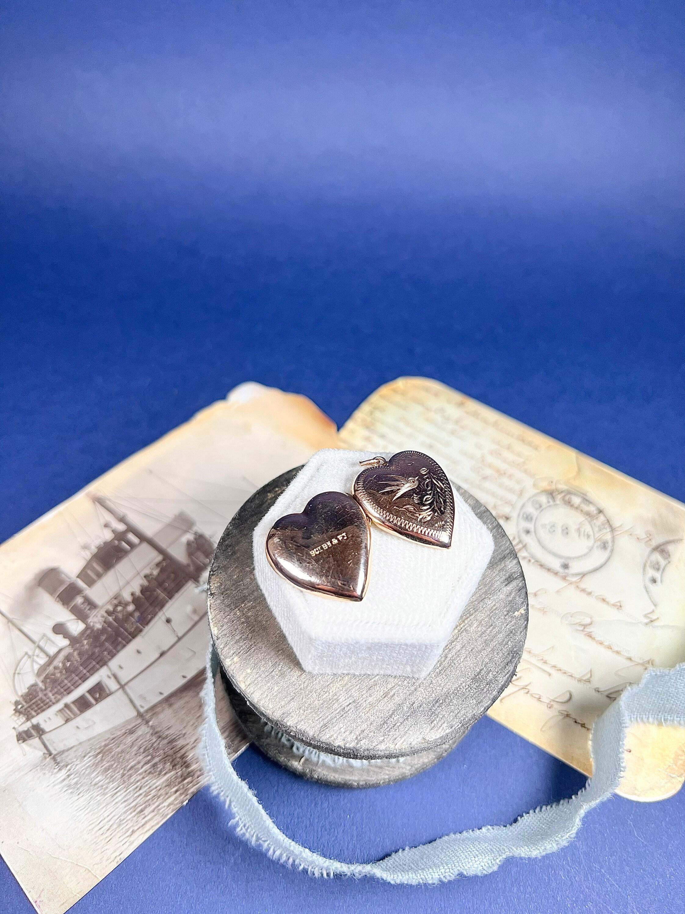 Antico medaglione a cuore in oro rosa 9ct con incisione a forma di rondine in vendita 1