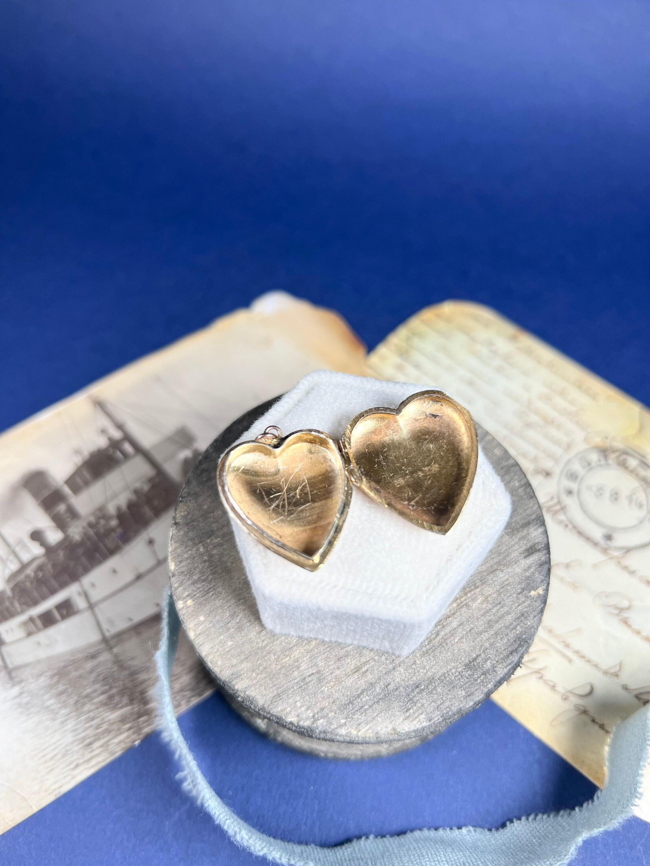 Antico medaglione a cuore in oro rosa 9ct con incisione a forma di rondine in vendita 3