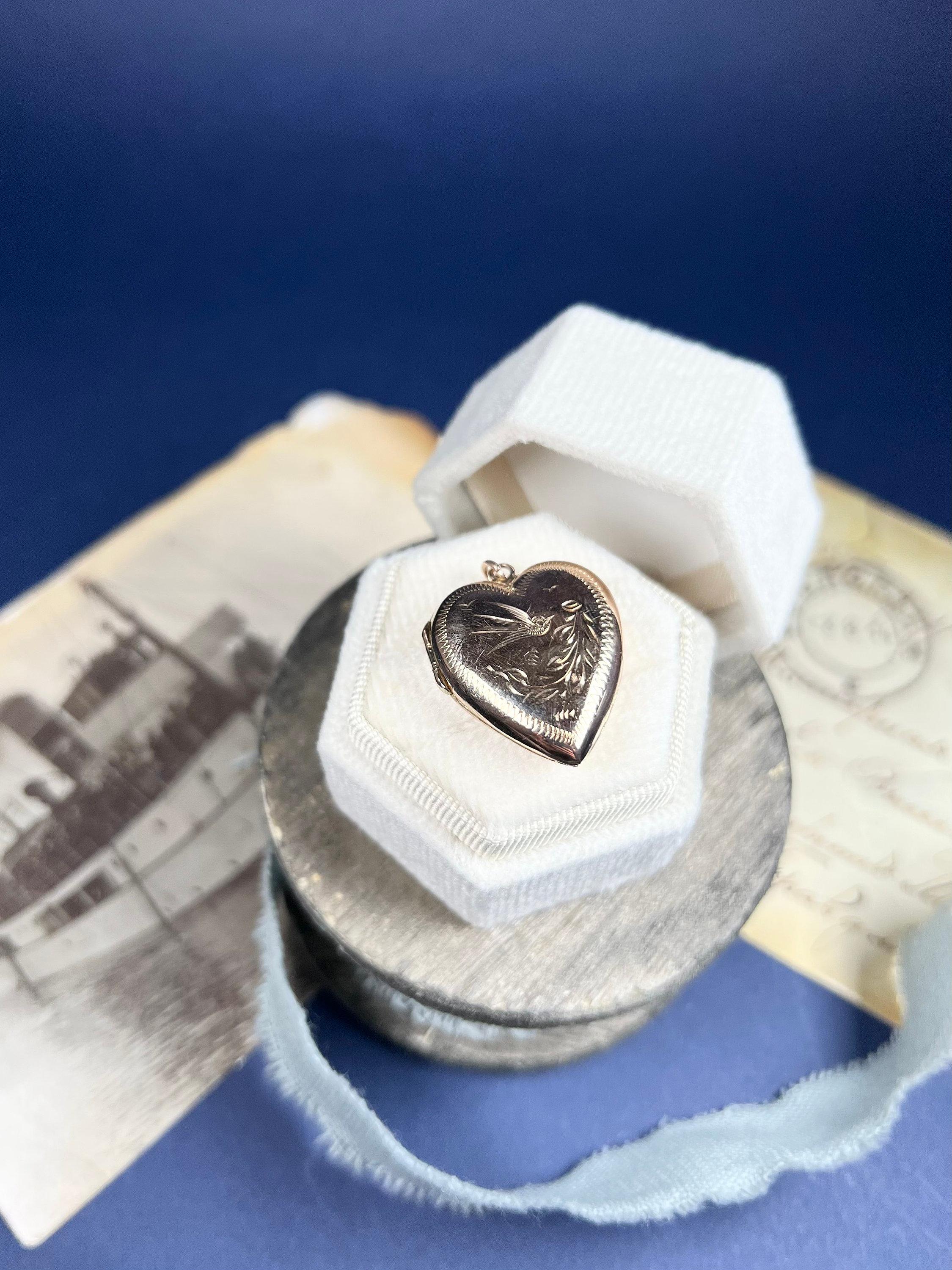 Antico medaglione a cuore in oro rosa 9ct con incisione a forma di rondine in vendita 4