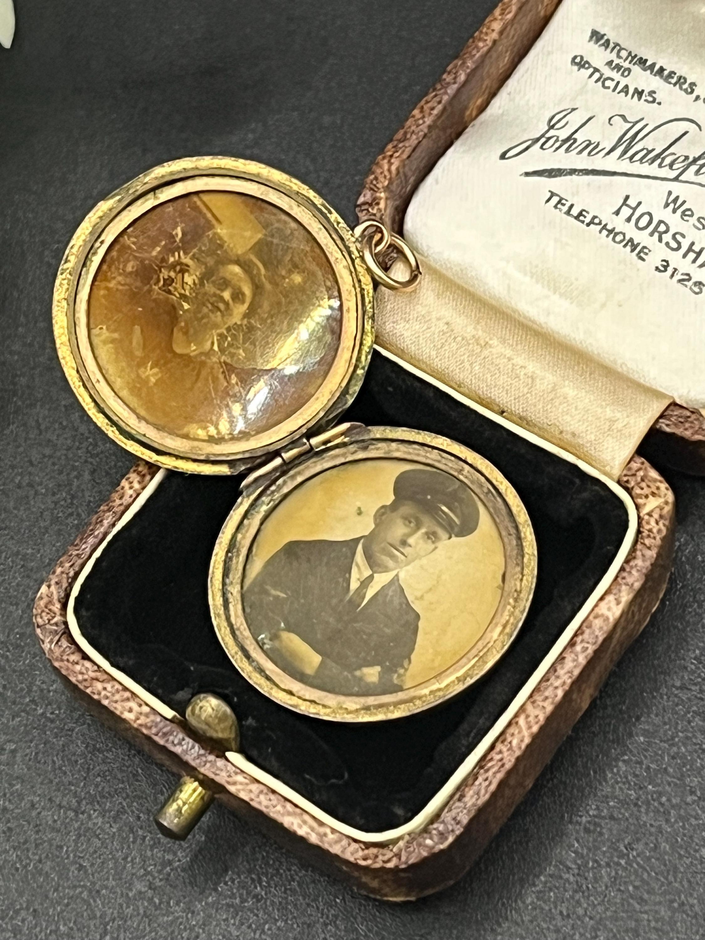 Antique 9ct Rose Gold Back & Front, Victorian Floral Engraved Locket, Circa 1890 For Sale 7