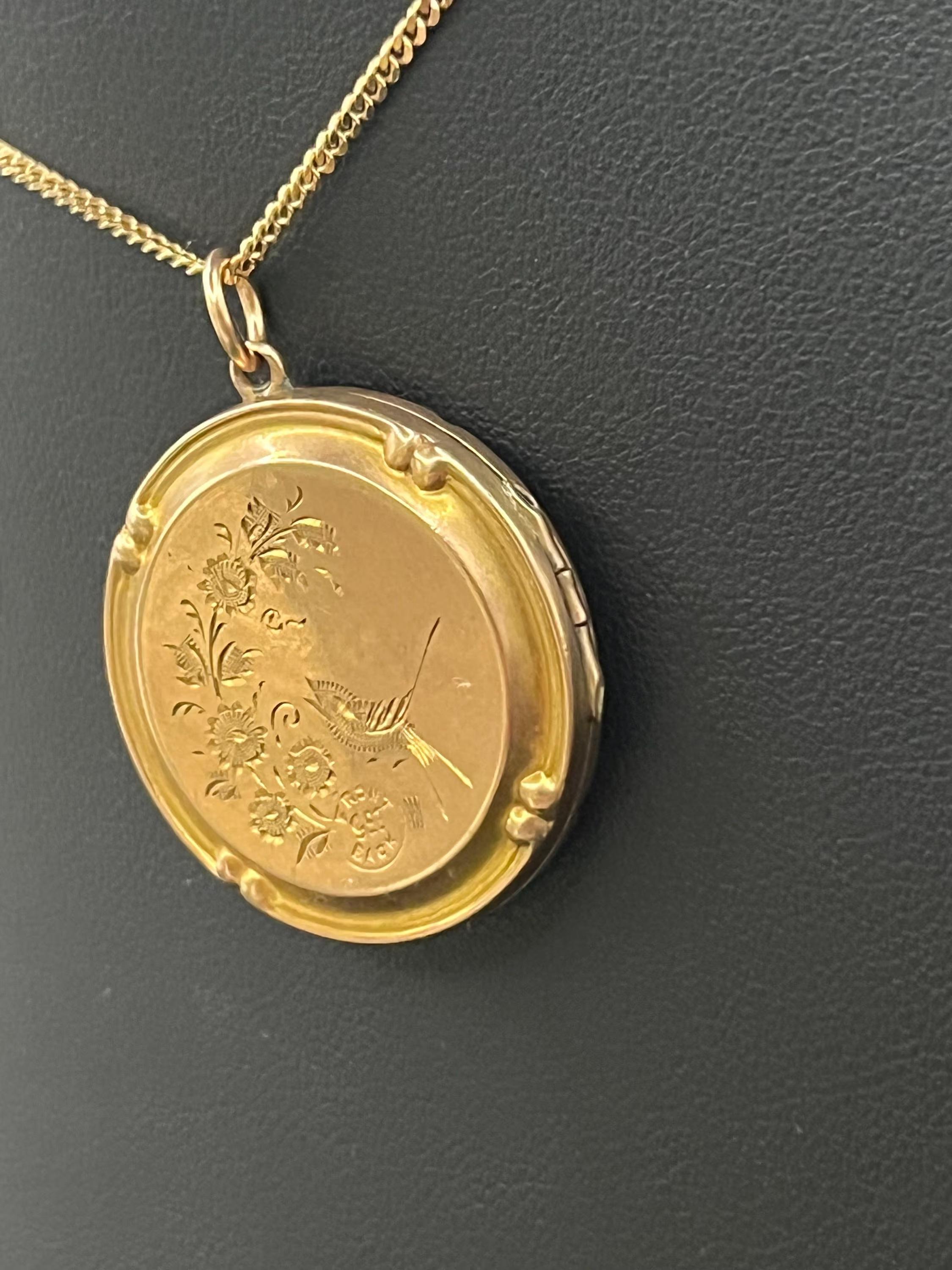 Antique 9ct Rose Gold Back & Front, Victorian Floral Engraved Locket, Circa 1890 For Sale 2
