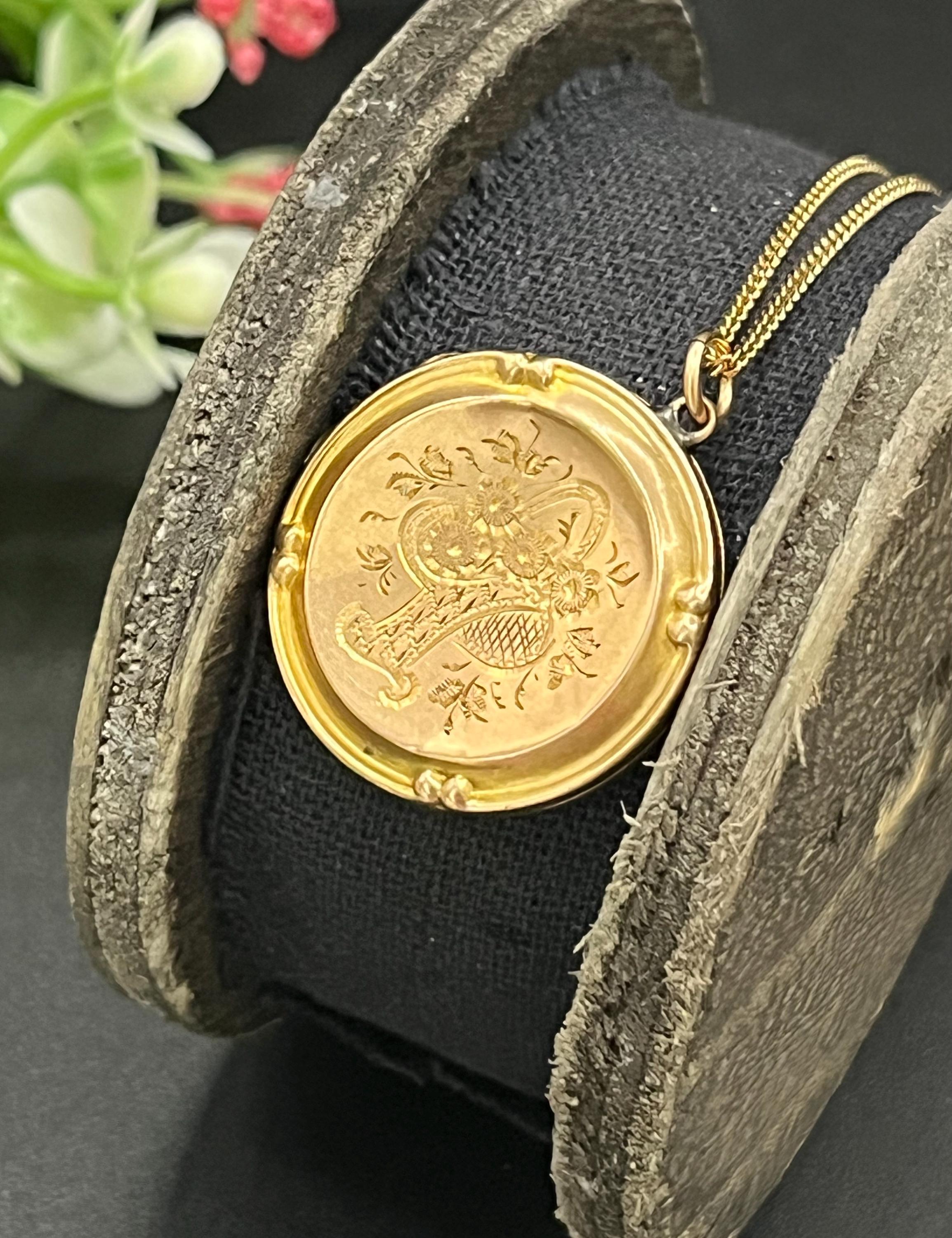 Antique 9ct Rose Gold Back & Front, Victorian Floral Engraved Locket, Circa 1890 For Sale 3