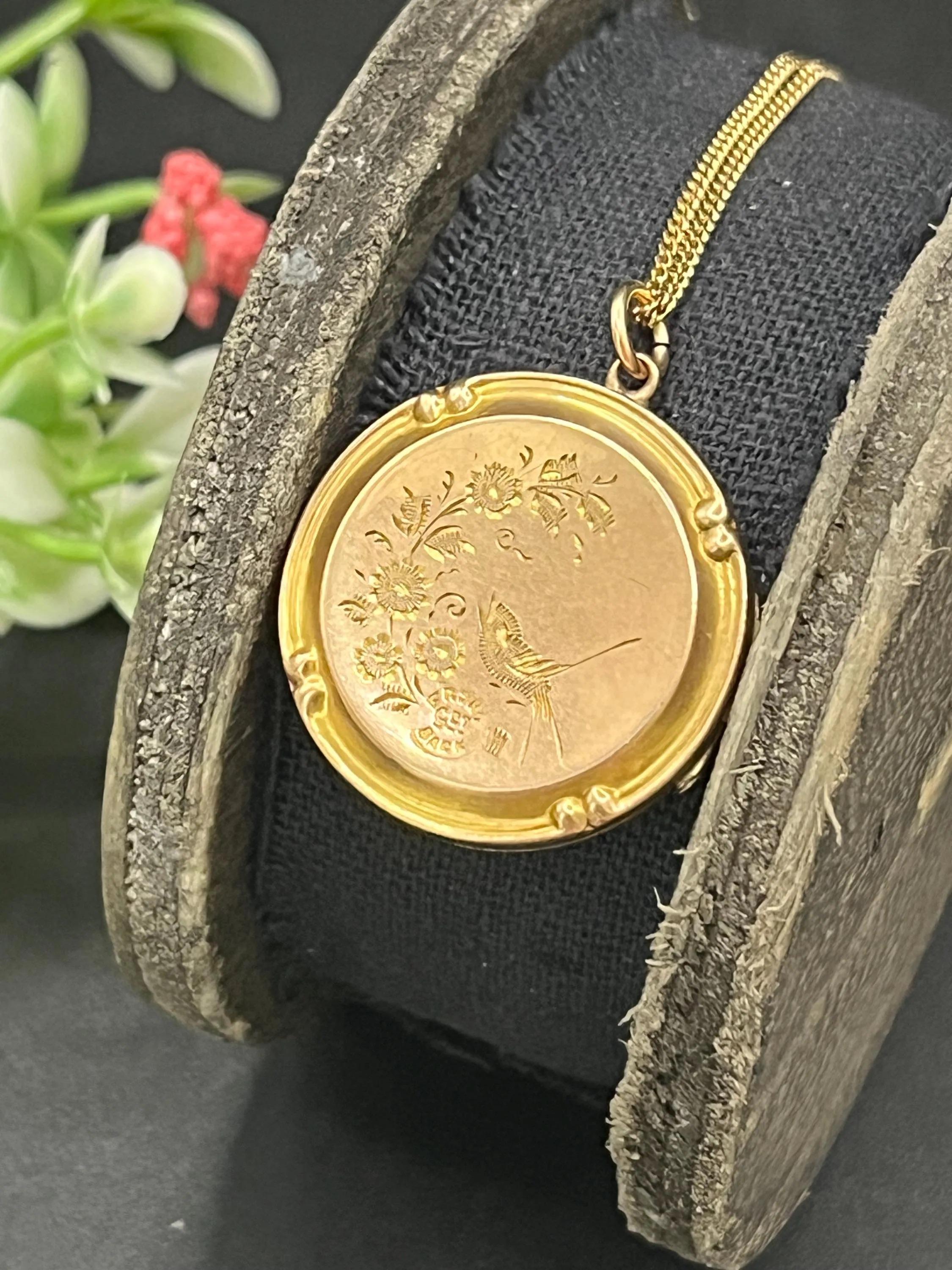 Antique 9ct Rose Gold Back & Front, Victorian Floral Engraved Locket, Circa 1890 For Sale 4