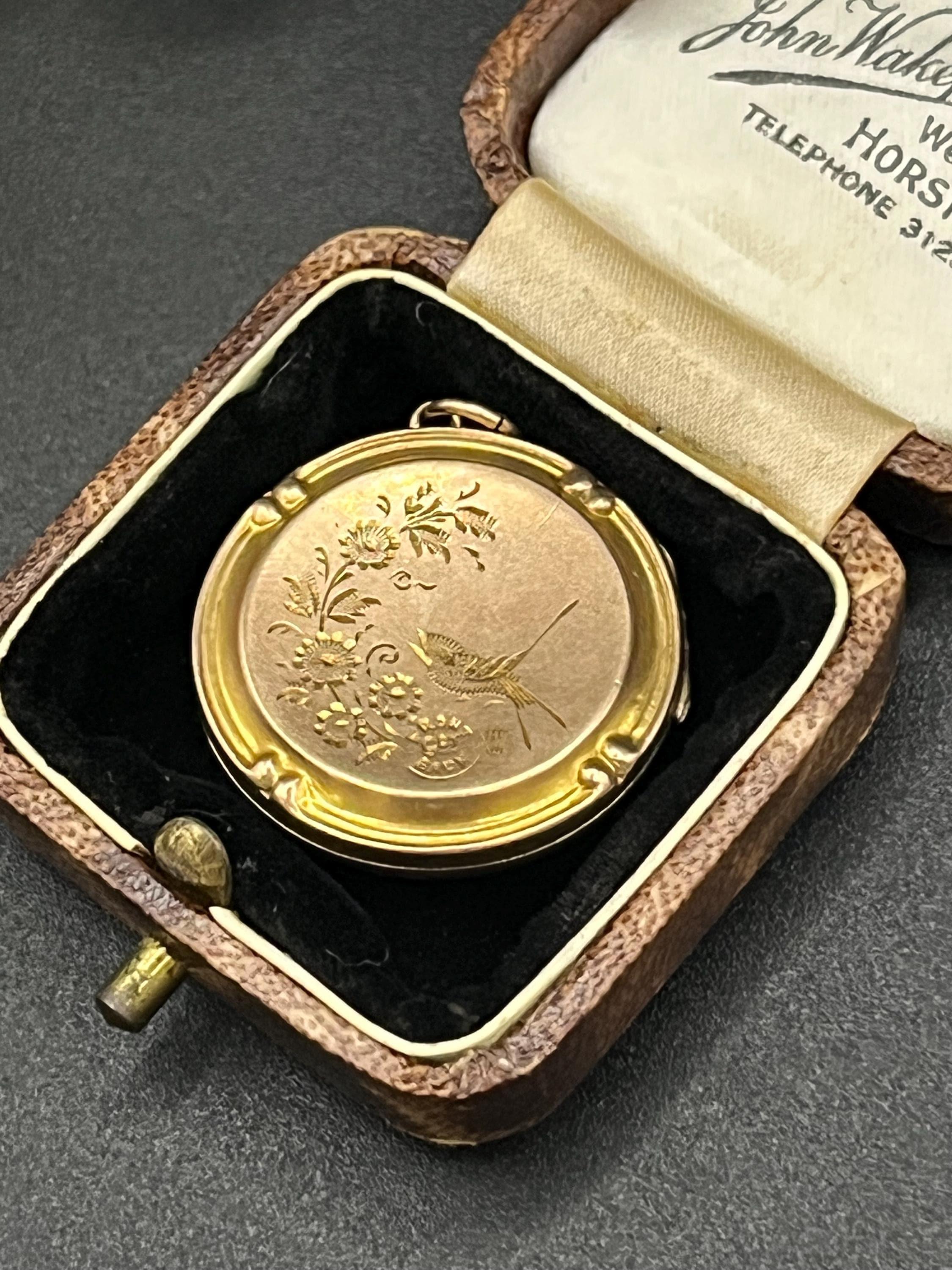 Antique 9ct Rose Gold Back & Front, Victorian Floral Engraved Locket, Circa 1890 For Sale 5