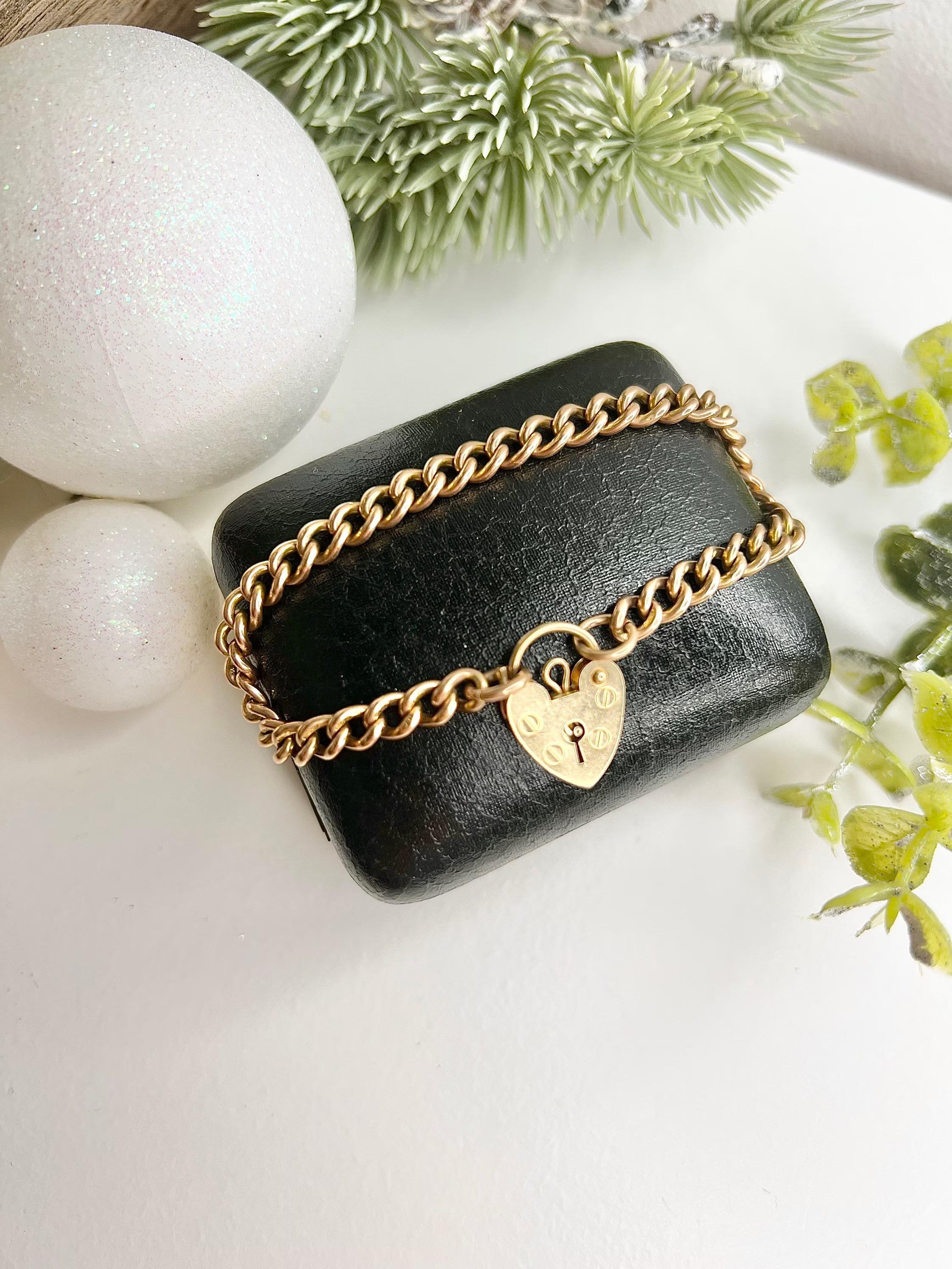 Édouardien Bracelet ancien en or rose 9 carats à maillons courbes en forme de cœur en vente