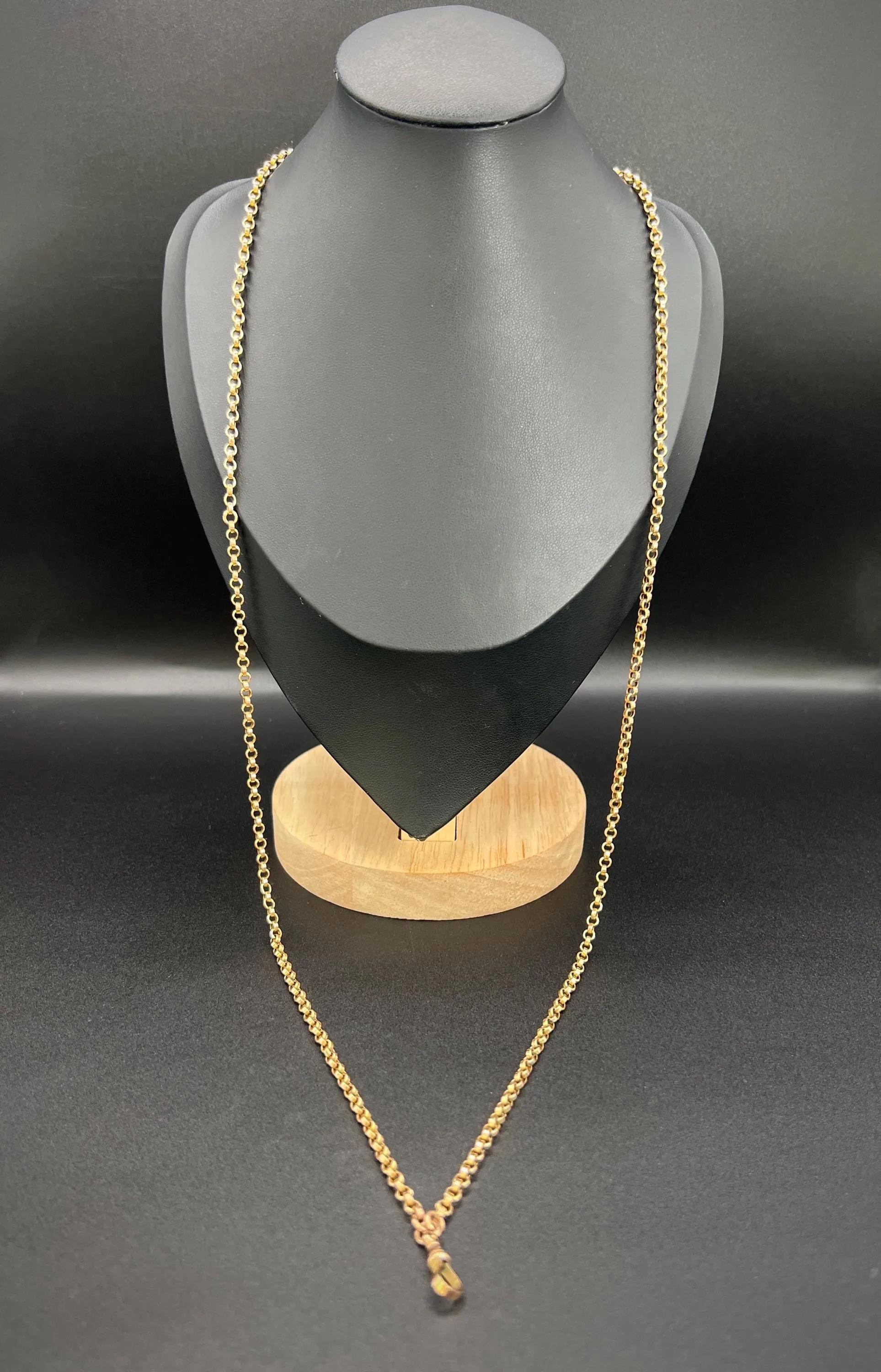 Cadena antigua de eslabones Rolo

Oro rosa 9ct

Alrededor de 1900

Esta exquisita cadena de eslabones rolo eduardiana estampada en oro de 9 ct es una auténtica obra maestra que elevará cualquier atuendo. La cadena mide aproximadamente 31 pulgadas de