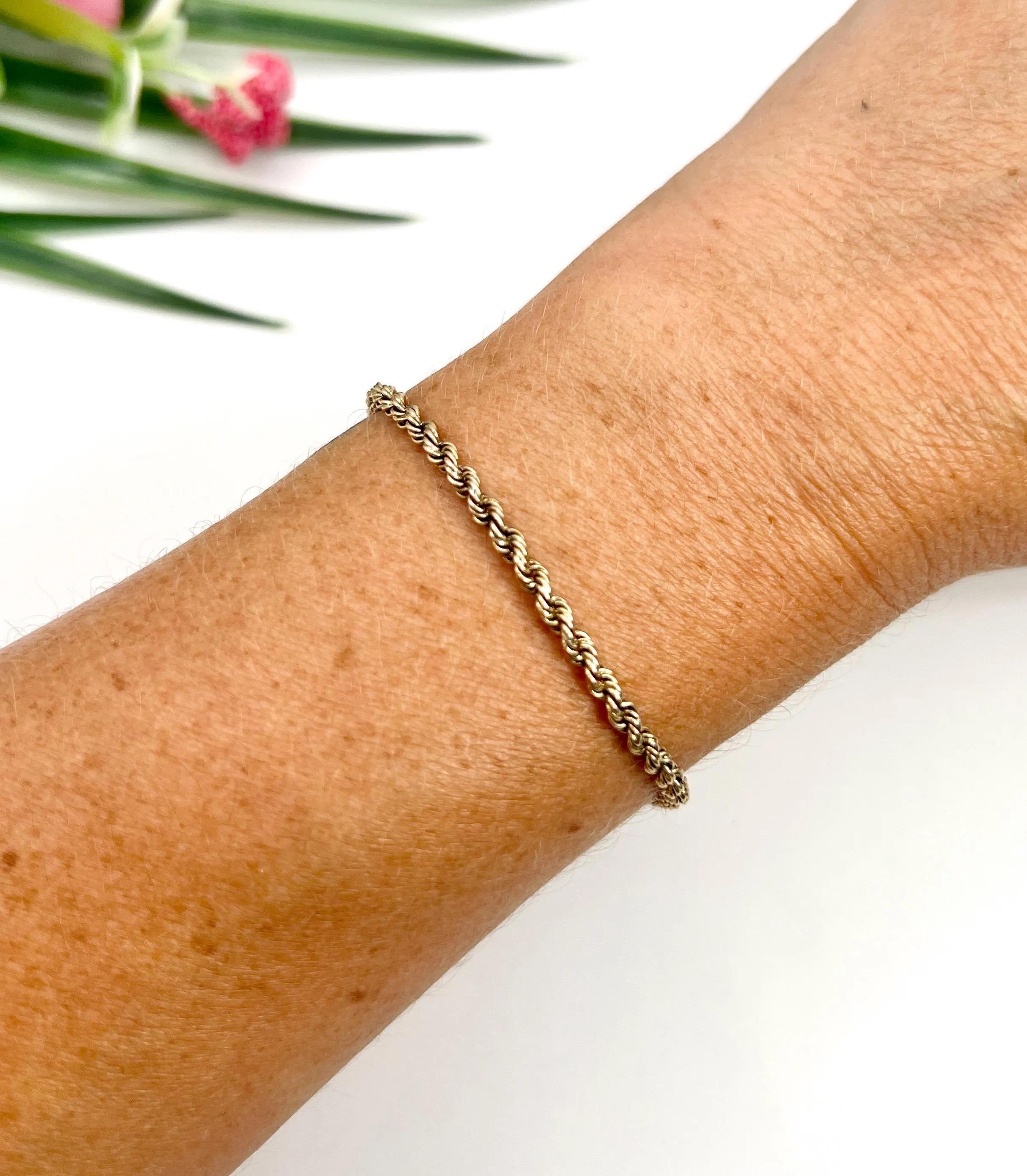 Pulsera Oro Rosa Antiguo 

Oro rosa 9ct

Alrededor de 1900

Esta impresionante pulsera de eslabones de cuerda maciza eduardiana en oro rosa ha sido cuidadosamente elaborada para crear un diseño único y atemporal. Preciosa sola o apilada con otras