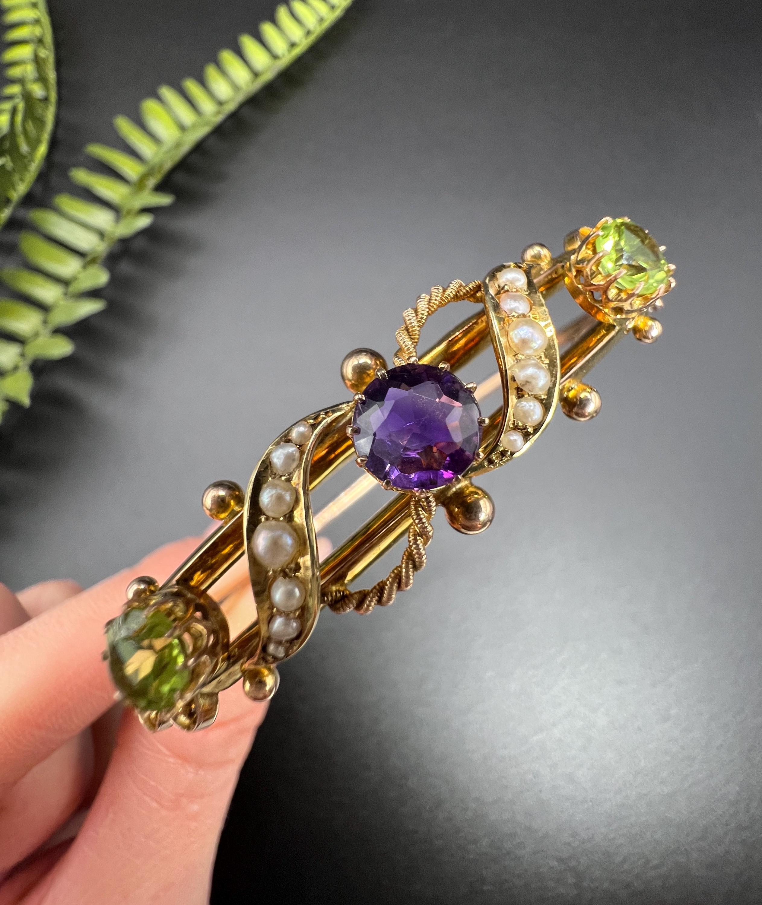 Edoardiano Bracciale antico in oro rosa 9ct, ametista, peridoto e perle di Edwardian Suffragette