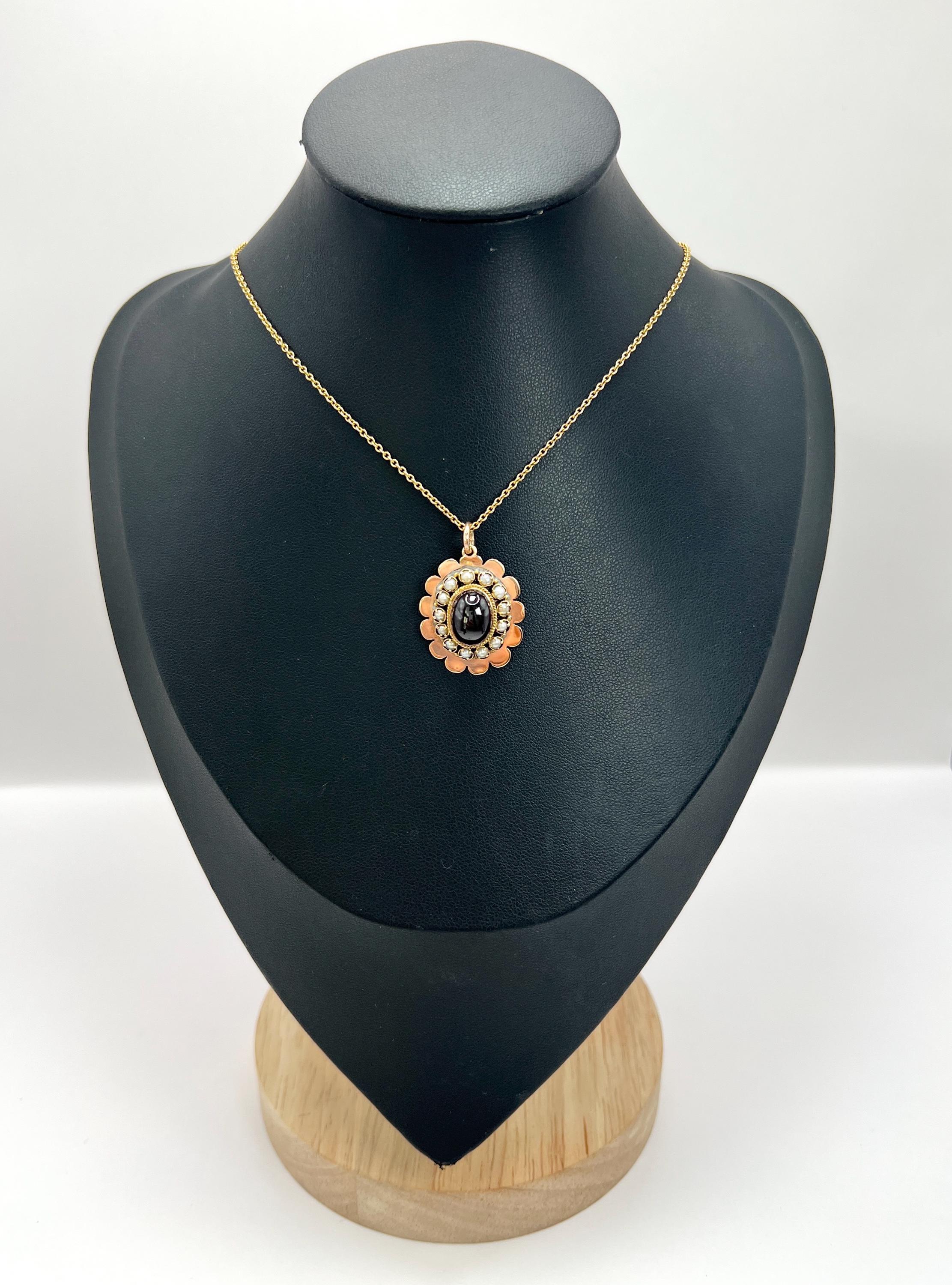 Antiker Granat-Anhänger 

9-Karat-Gold

Herstellerzeichen CE & FD LD

CIRCA 1900

* DIE KETTE WIRD SEPARAT VERKAUFT 

Tauchen Sie ein in die Eleganz der edwardianischen Ära mit diesem exquisiten Anhänger aus 9-karätigem Gold, der mit seinem