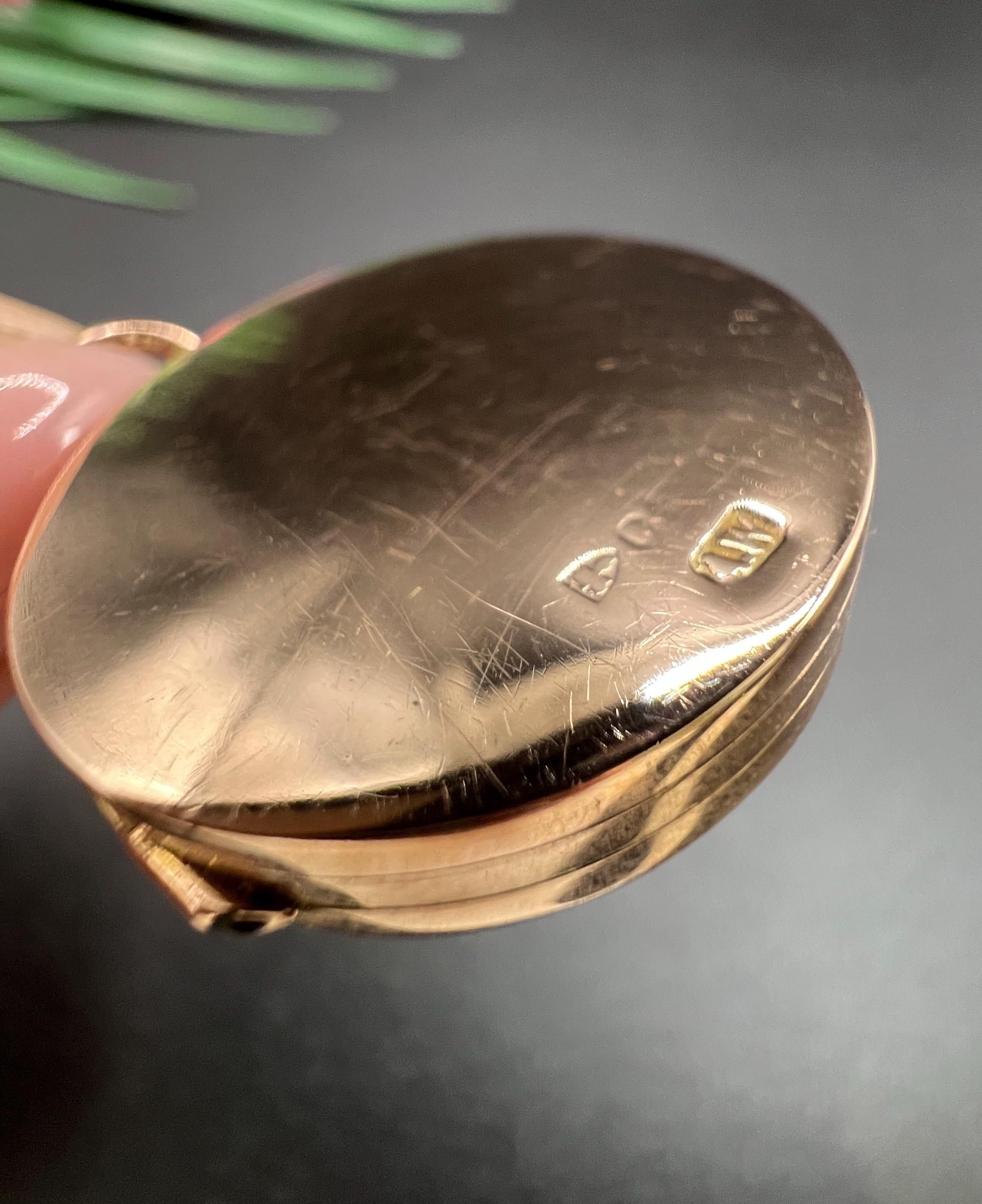Antique Rose Gold Locket 

9ct Rose Gold

Hallmarked Chester- The date letter has rubbed. 

Circa 1910

* THE GOLD CHAIN IS SOLD SEPARATELY. 

Step into the elegance of the Edwardian era with this stunning 9ct rose gold locket. Its circular shape