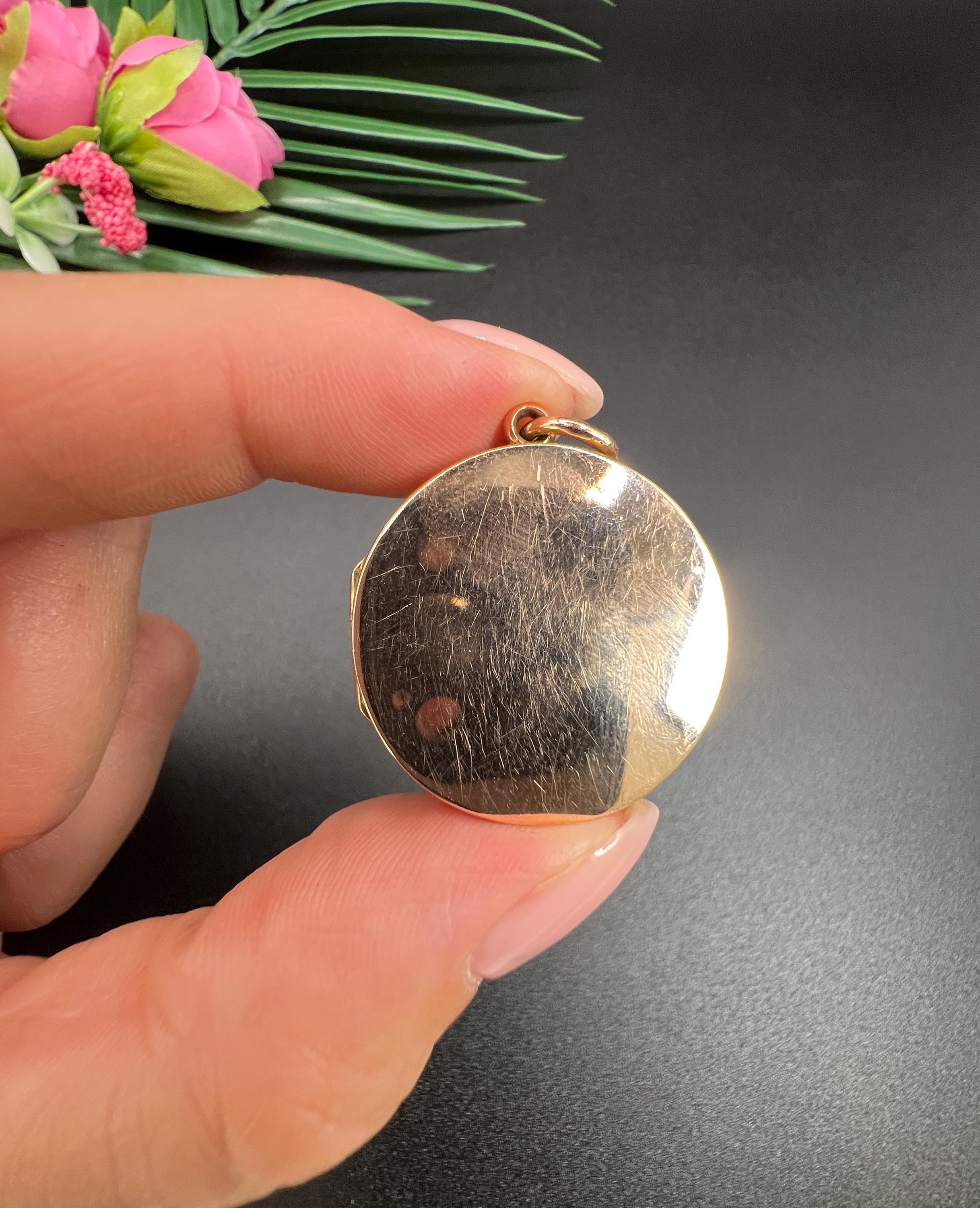 Women's or Men's Antique 9ct Rose Gold, Edwardian Family Locket, Round Shaped Multi-Frame Locket For Sale