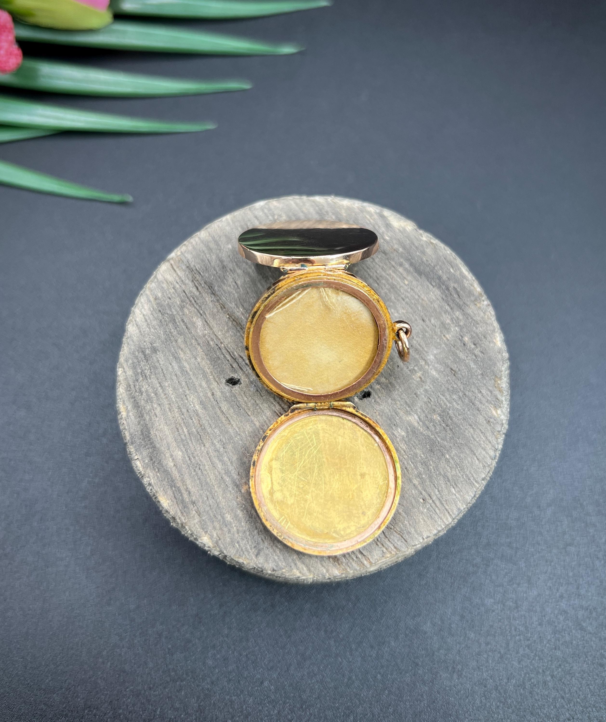 Antique 9ct Rose Gold, Edwardian Family Locket, Round Shaped Multi-Frame Locket For Sale 3
