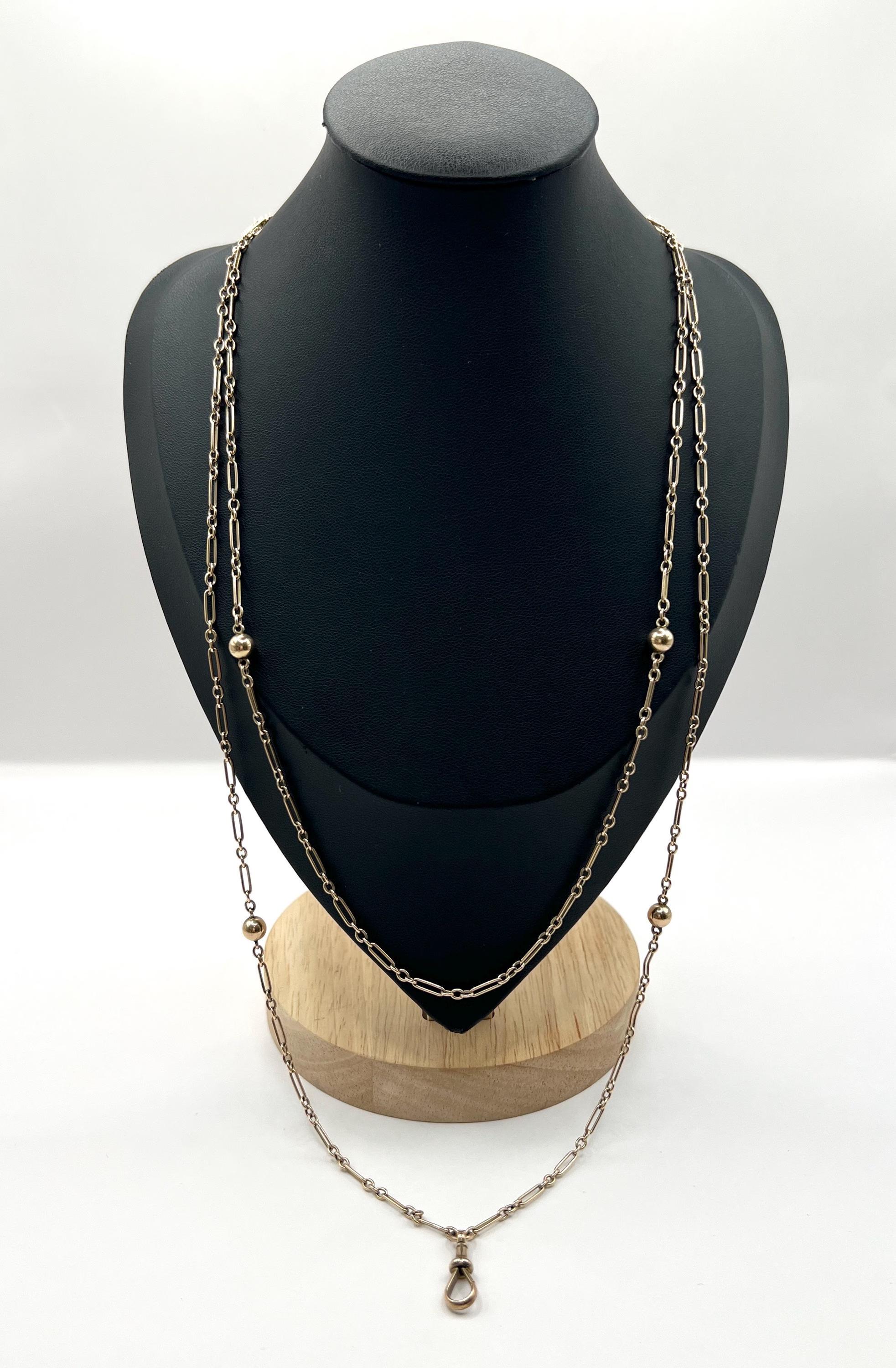 Cadena de oro antiguo

Oro rosa de 9 ct estampado 

Alrededor de 1900

Adéntrate en la elegancia de la época eduardiana con esta impresionante cadena larga estampada en oro rosa de 9 ct. Diseñada con un cautivador diseño de tres eslabones, esta