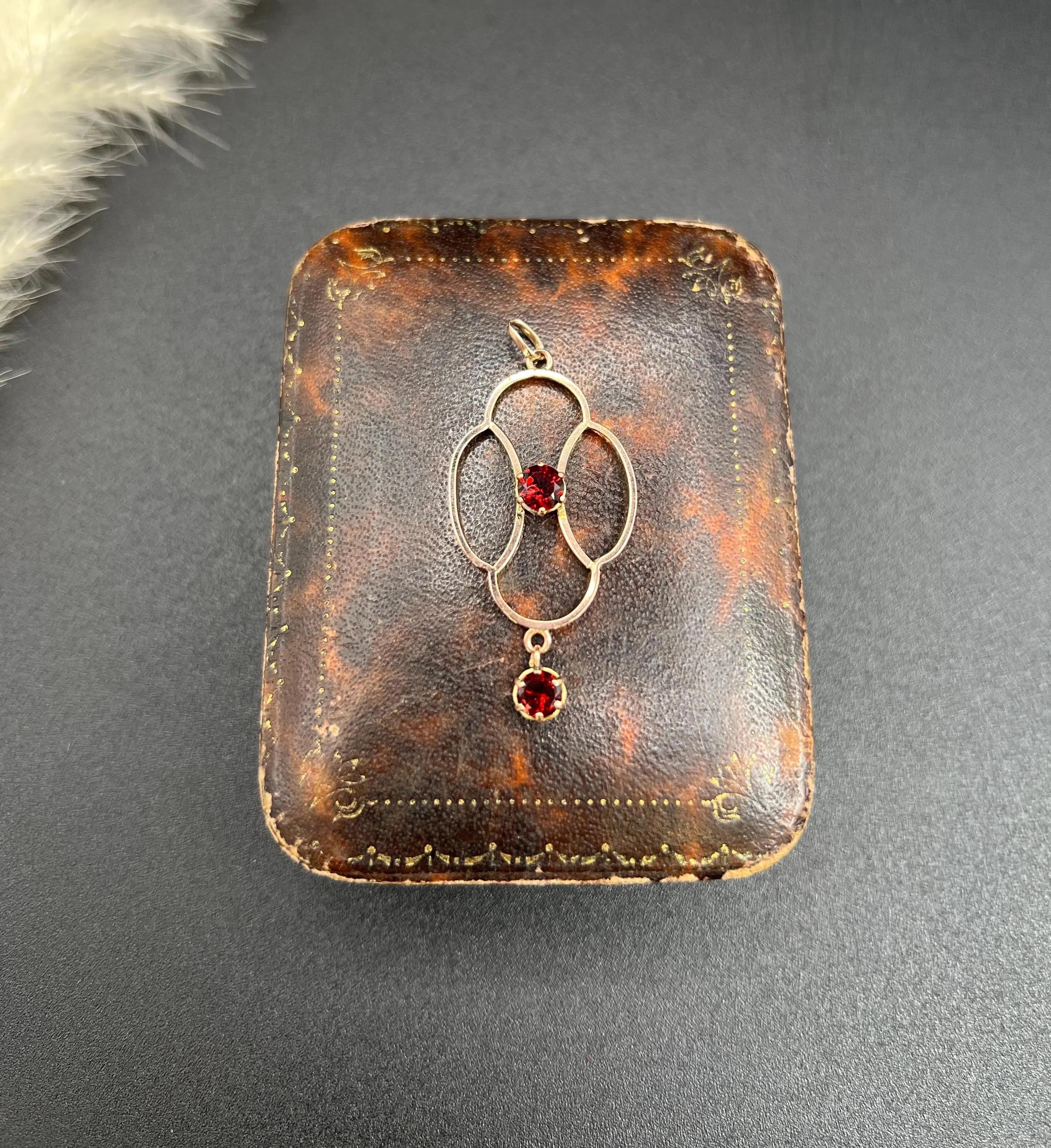 Antique 9ct Rose Gold, Edwardian Garnet Drop Pendant Corte redondo en venta
