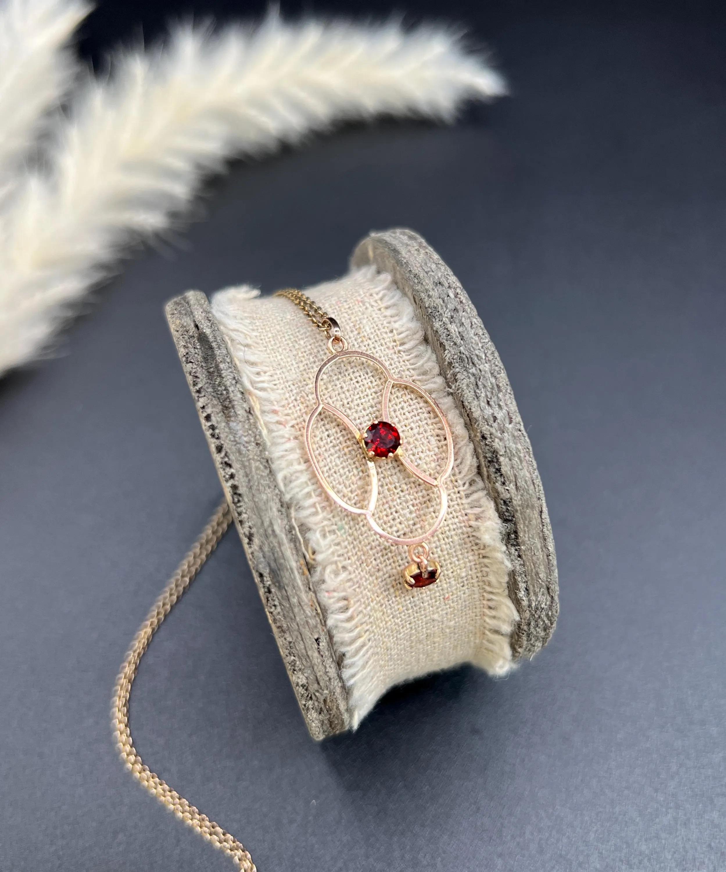 Femenino o masculino Antique 9ct Rose Gold, Edwardian Garnet Drop Pendant en venta