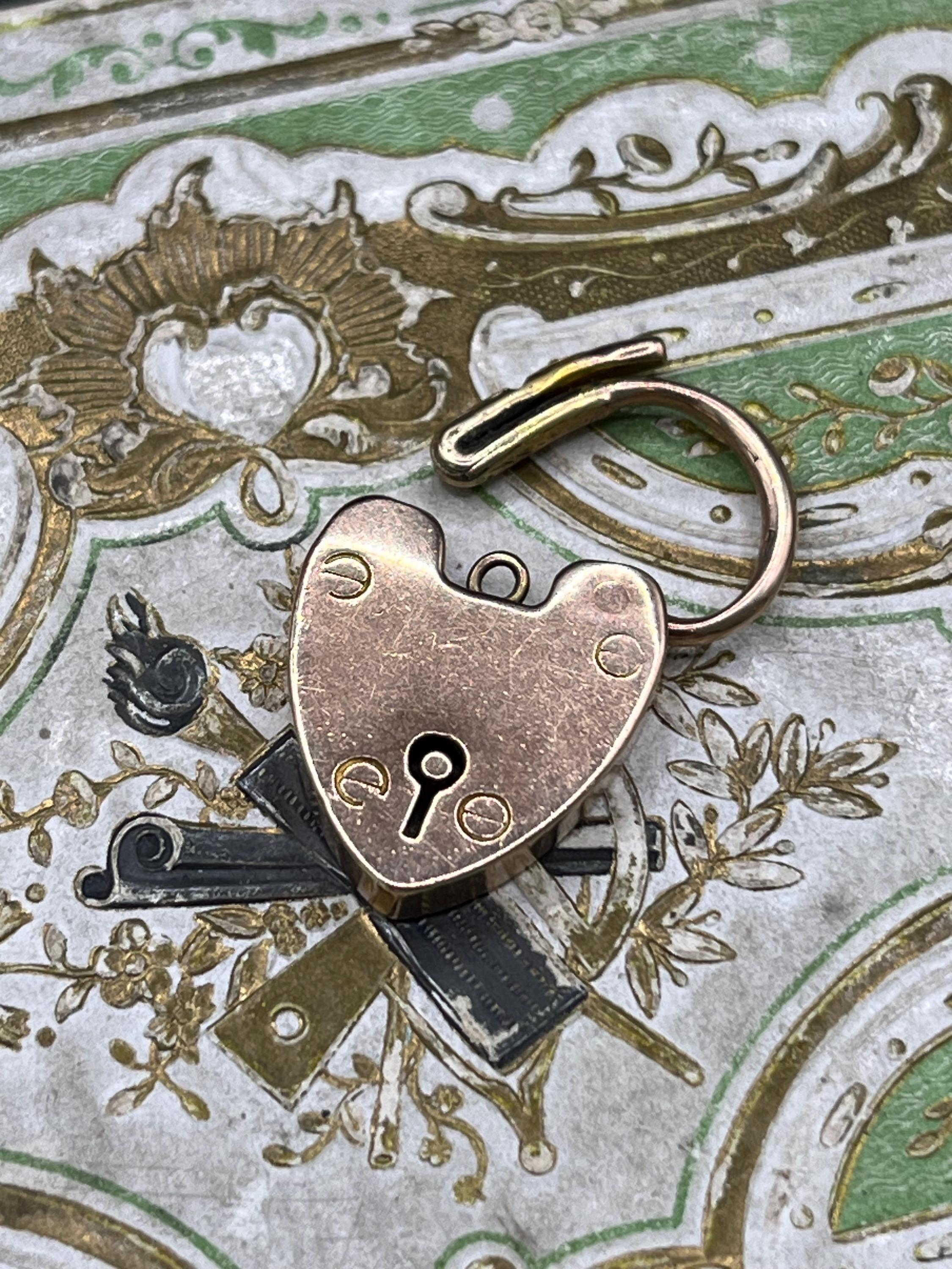 Antiguo oro rosa de 9 ct, colgante eduardiano de candado de corazón, cierre de dije de pulsera en venta 1