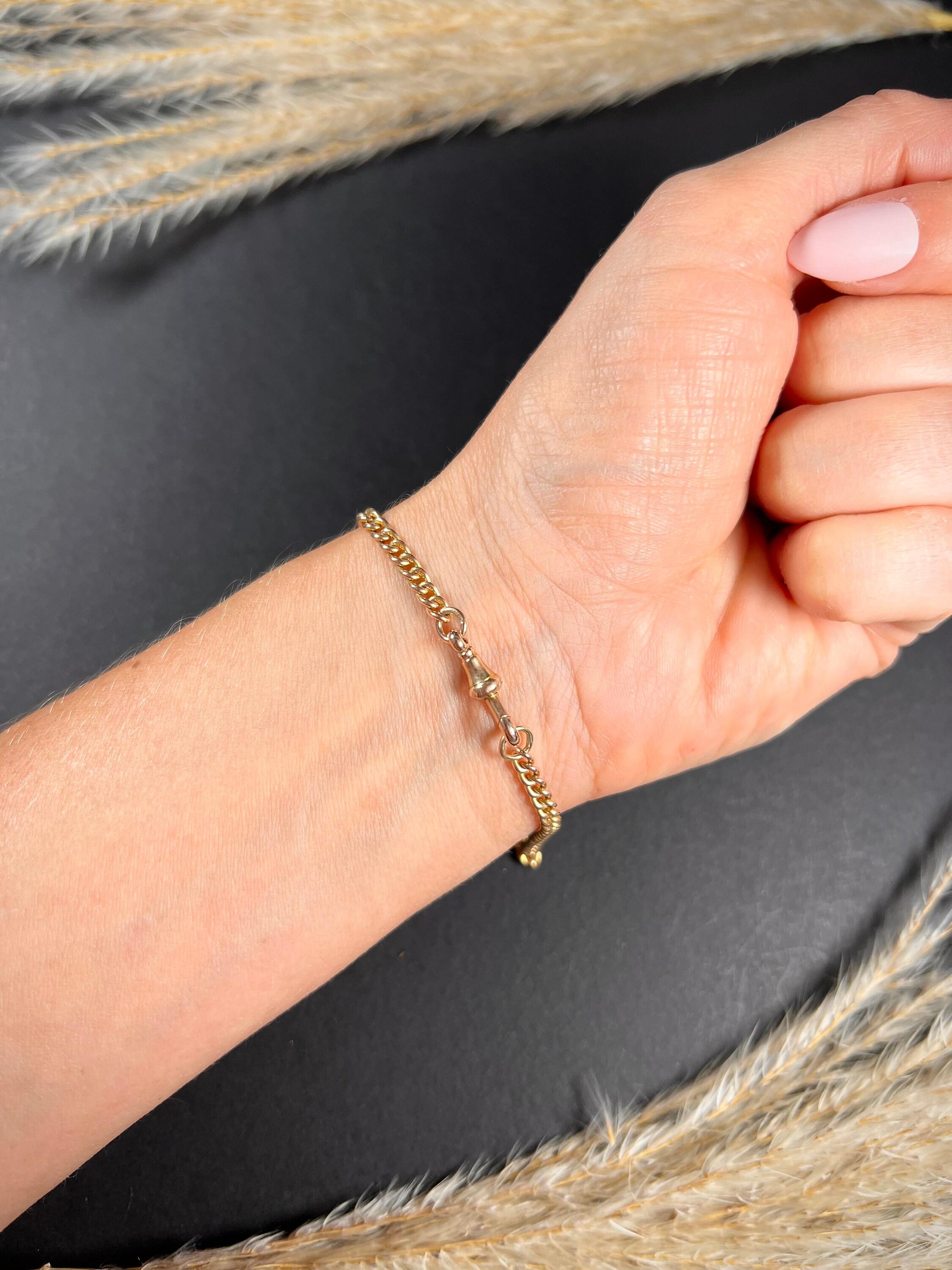 Antikes Kandelaber-Armband 

9ct Rose Gold 

CIRCA 1900

Schöne, Edwardian Kandare Link Armband. Gestempelt 9 & 375 auf jedem schönen Link mit einem Drehverschluss und einem hübschen Knoten Link Mitte. 

Maßnahmen ca. 8 Zoll & Breite 3,2mm

Gewicht