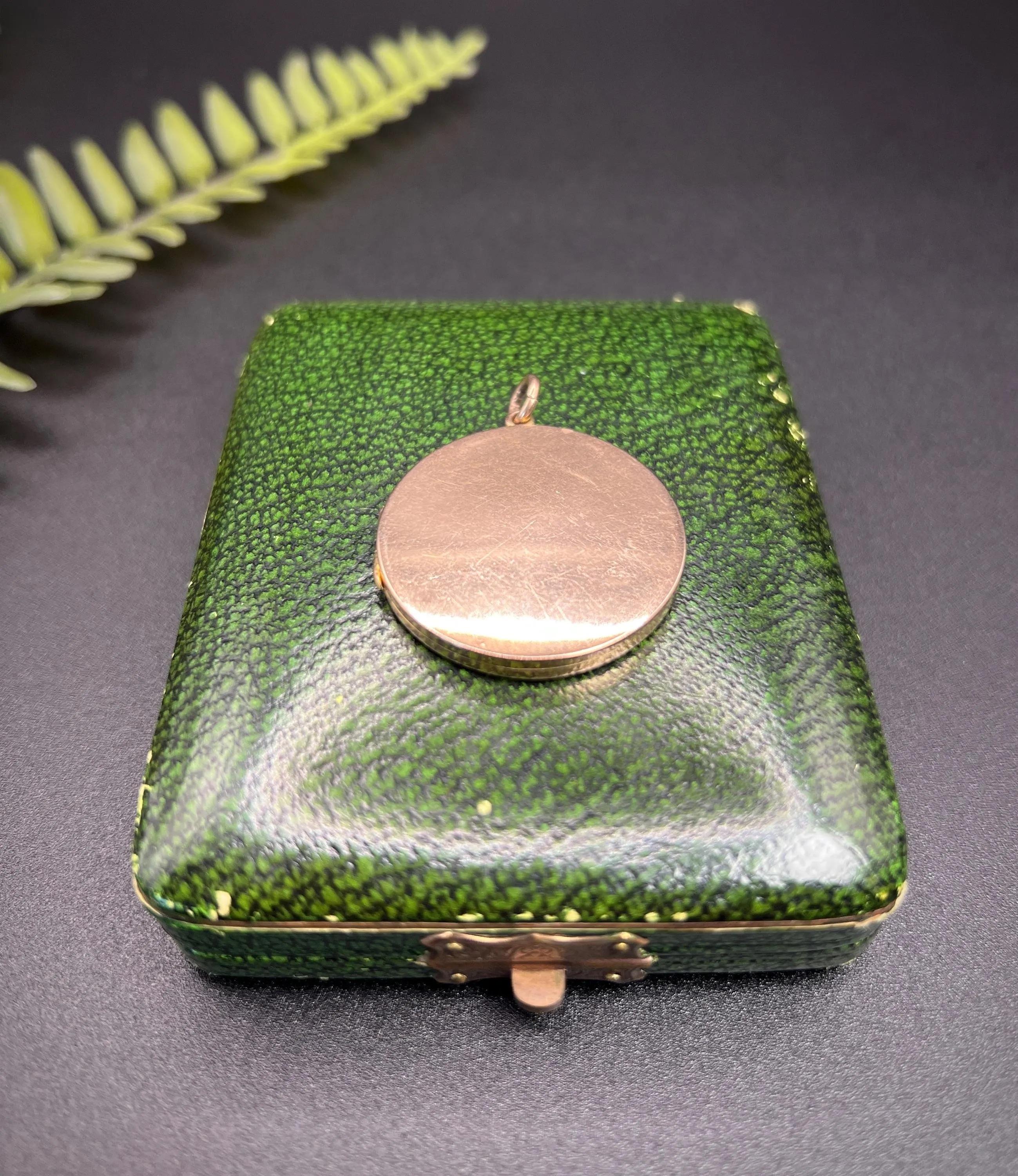 Antico medaglione rotondo di grandi dimensioni in oro rosa 9ct, con marchio Birmingham 1908, di epoca edoardiana in vendita 6