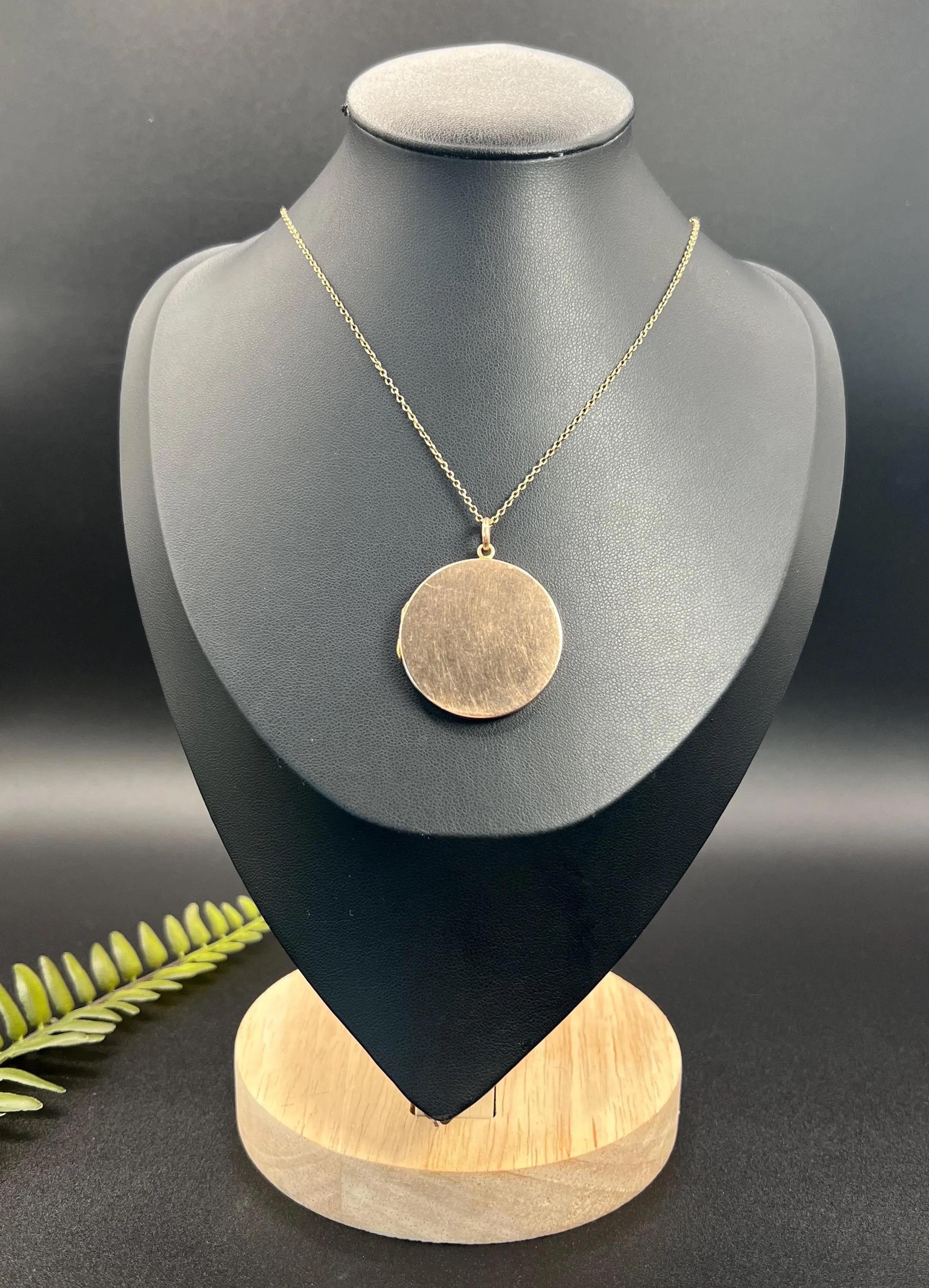 Medaglione in oro antico 

Oro rosa 9ct

Marchio Birmingham 1908

* LA CATENA D'ORO È VENDUTA SEPARATAMENTE.  

Ti presentiamo uno splendido medaglione edoardiano di grandi dimensioni in oro rosa 9ct, una vera e propria testimonianza di eleganza e