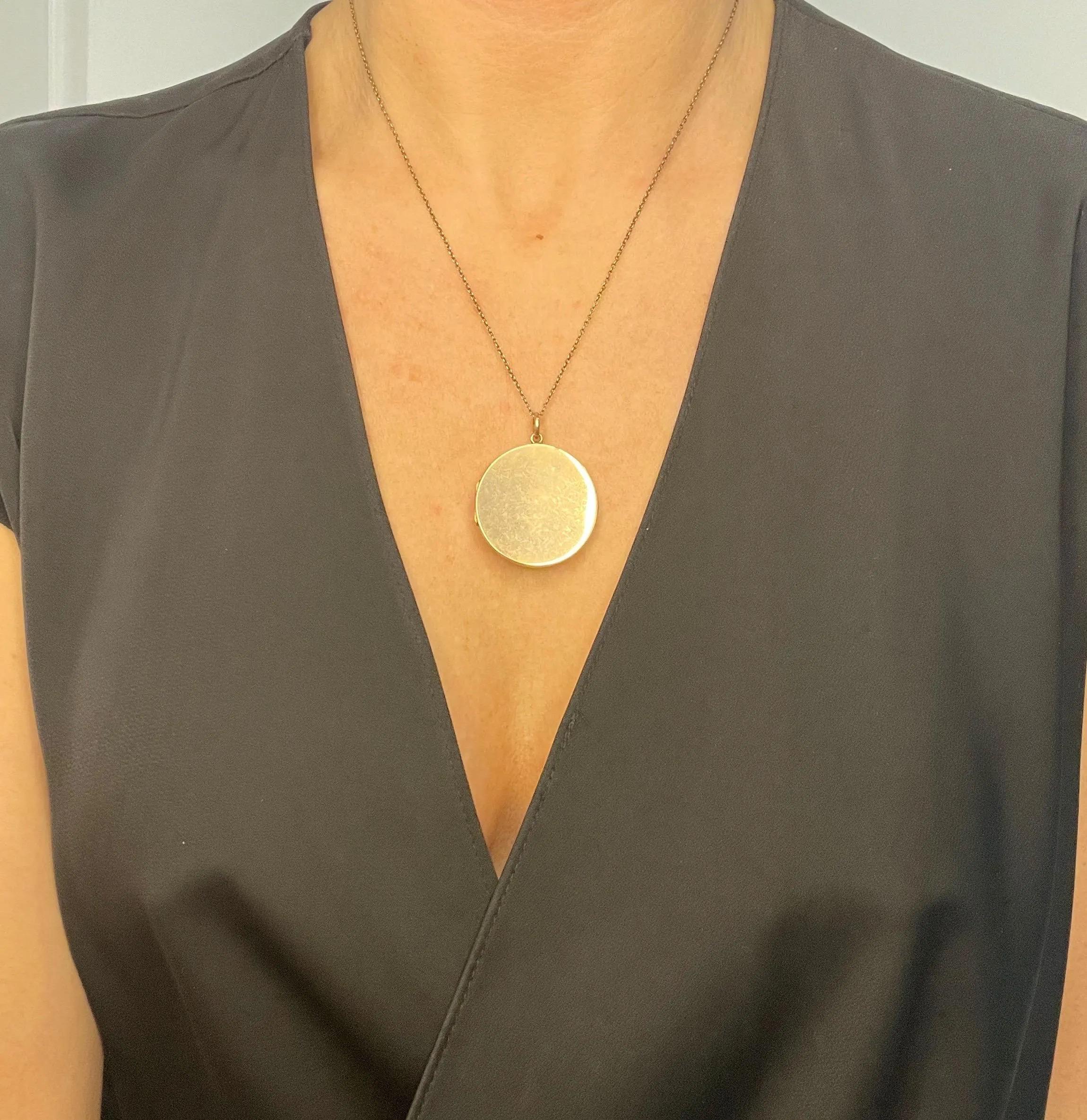 Antico medaglione rotondo di grandi dimensioni in oro rosa 9ct, con marchio Birmingham 1908, di epoca edoardiana In condizioni buone in vendita a Brighton, GB
