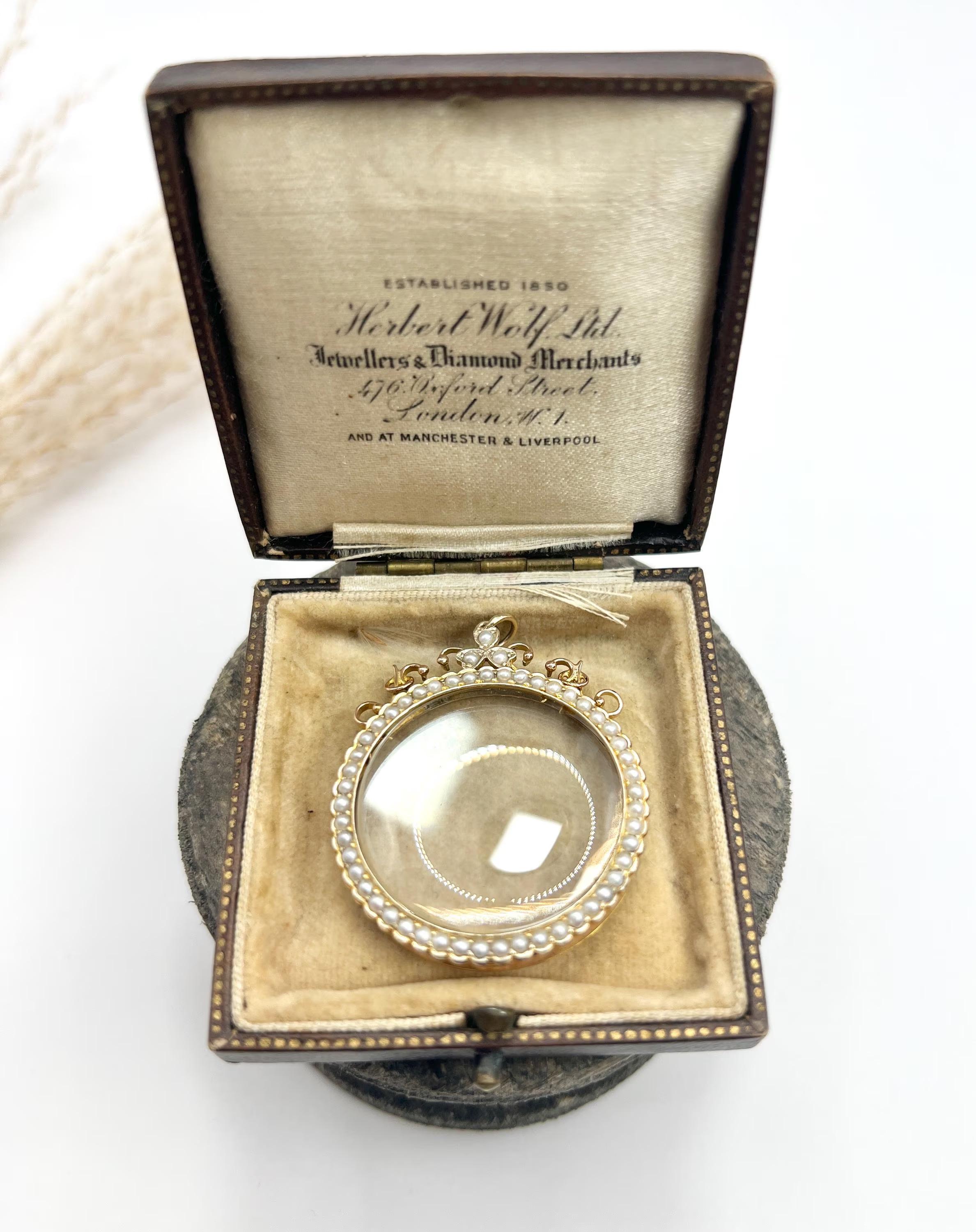 Antique Pendant 

9ct Rose Gold

Circa 1900

*THE CHAIN IS SOLD SEPARATELY

Step back in time with this exquisite Edwardian-era locket, crafted in 9ct rose gold. This stunning piece boasts meticulous detailing, adorned with natural seed pearls that