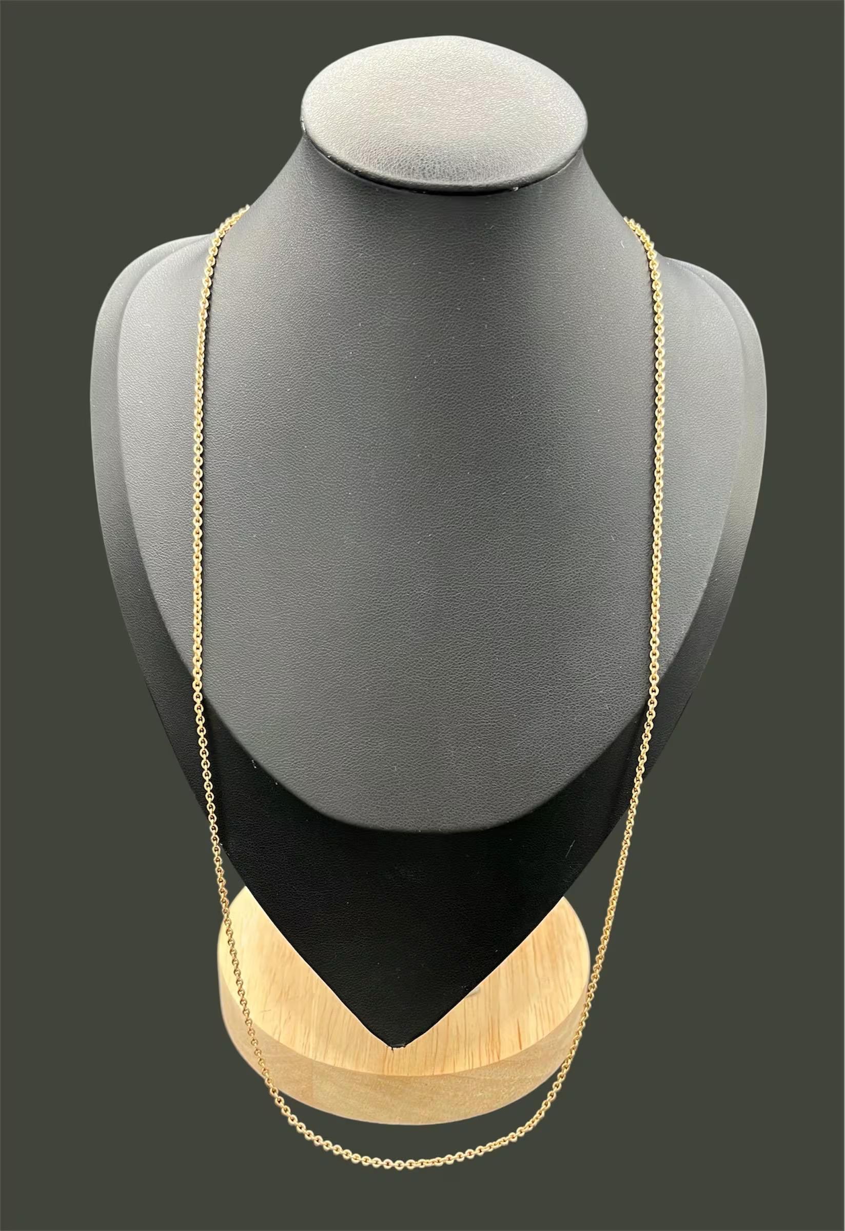 A Link Antica Trace

Oro rosa 9ct 

Circa 1910

Ti presentiamo questa squisita catena a maglie a traccia dell'epoca edoardiana in oro rosa 9ct, un pezzo straordinario che combina senza sforzo eleganza e storia. Con il suo design delicato e la calda