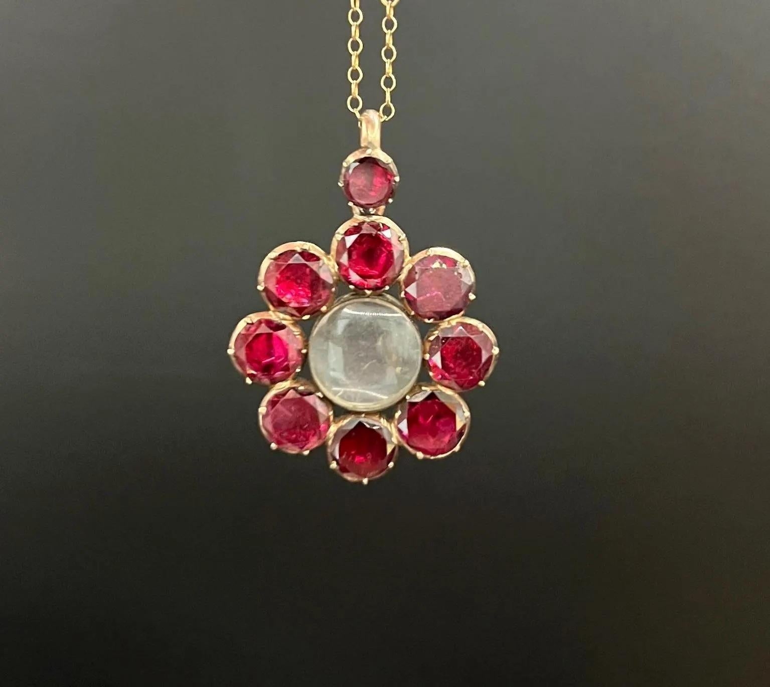 Ciondolo / medaglione antico in oro rosa 9ct Georgian Garnet in vendita 1