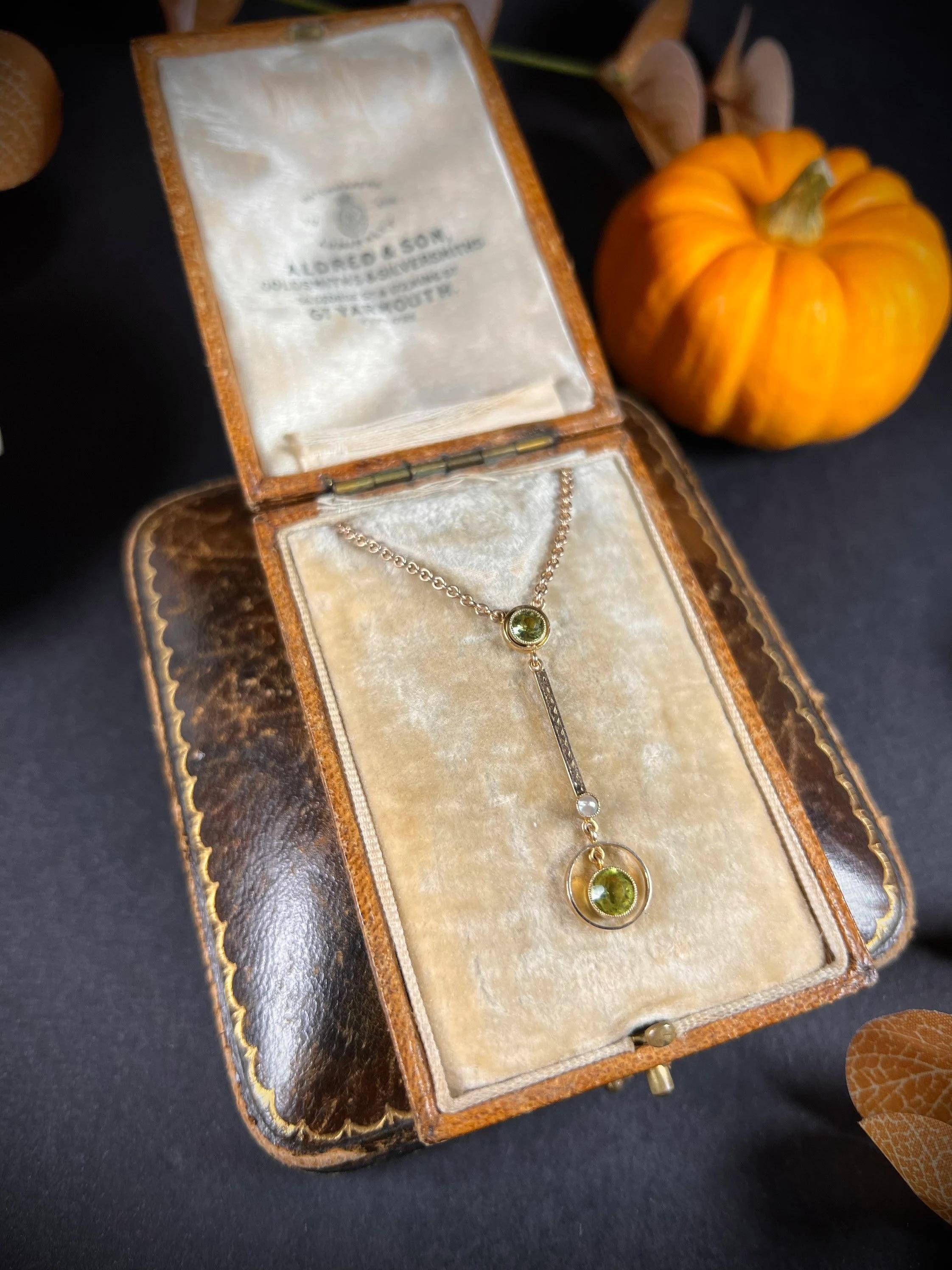 Antike Halskette mit Anhänger, 9 Karat Roségold Peridot & Perle im Angebot 6