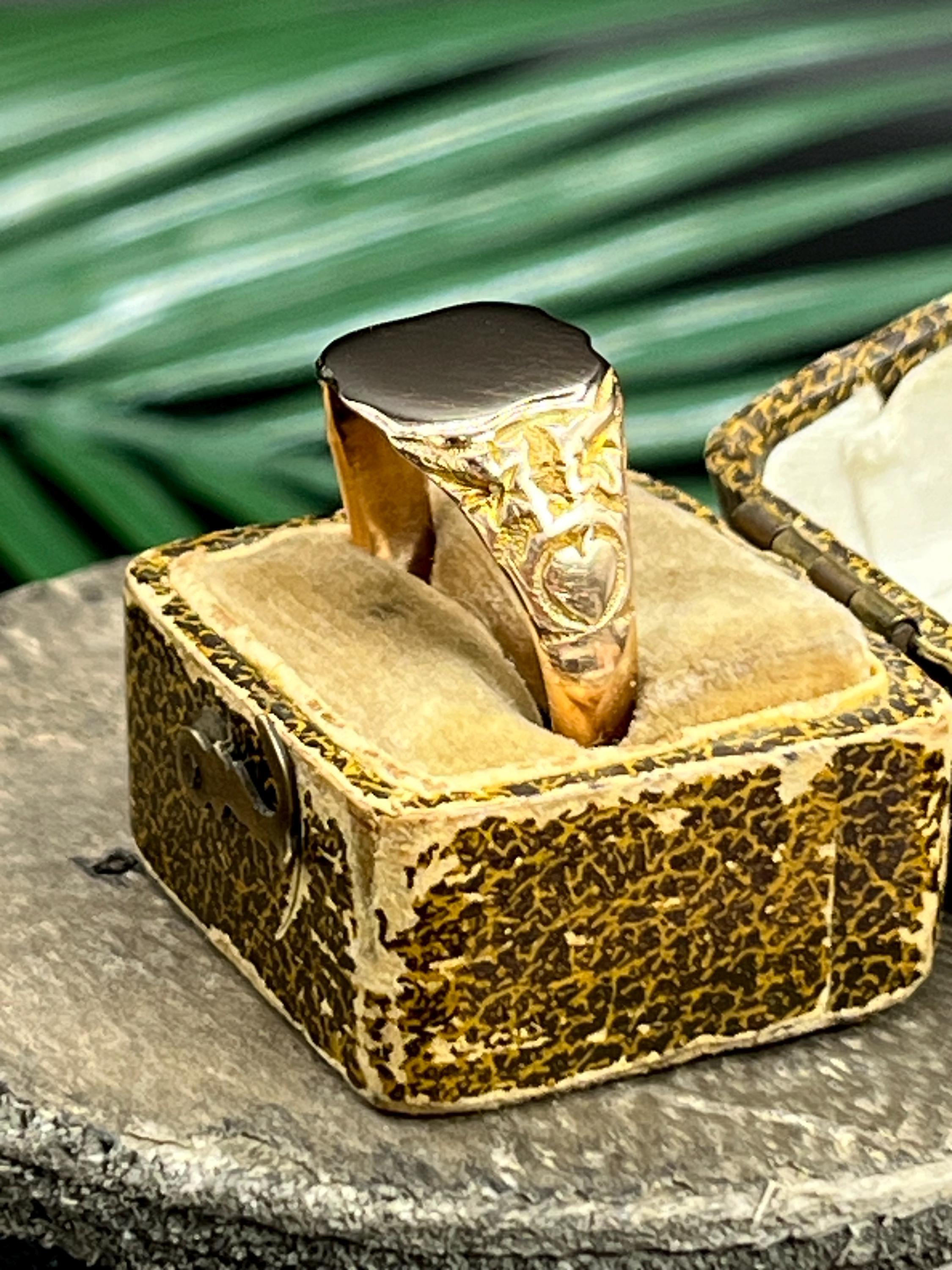 Bague de chevalière ancienne en or rose 9ct, en forme de bouclier, poinçonnée à Londres en 1925 en vente 6