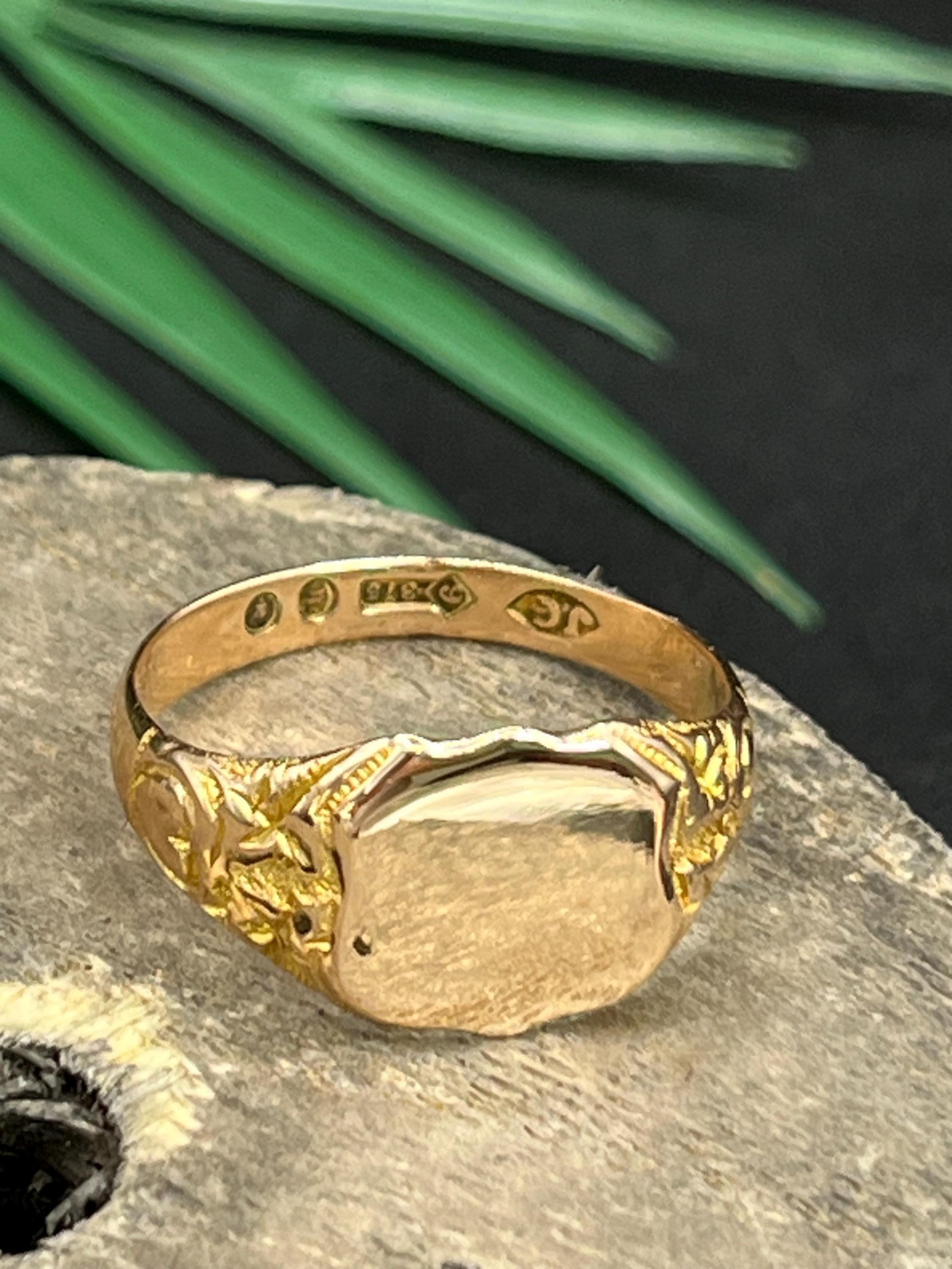 Bague de chevalière ancienne

Or 9 carats

Poinçonné Londres 1925

Voici une superbe bague chevalière en or rose 9ct, dotée d'une élégante forme de bouclier qui respire la sophistication et la classe. Cette bague présente une belle surface polie,