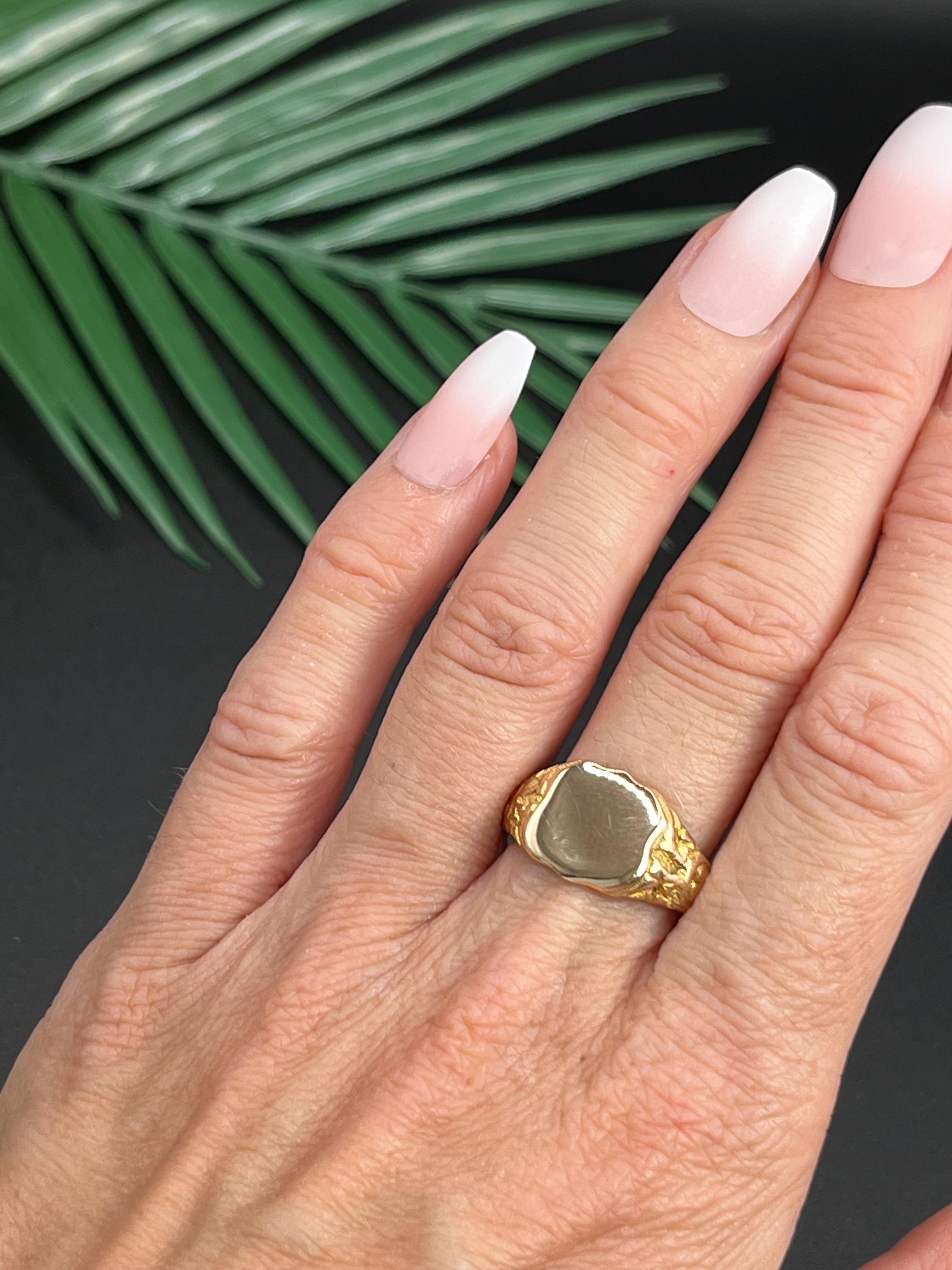 Bague de chevalière ancienne en or rose 9ct, en forme de bouclier, poinçonnée à Londres en 1925 Bon état - En vente à Brighton, GB