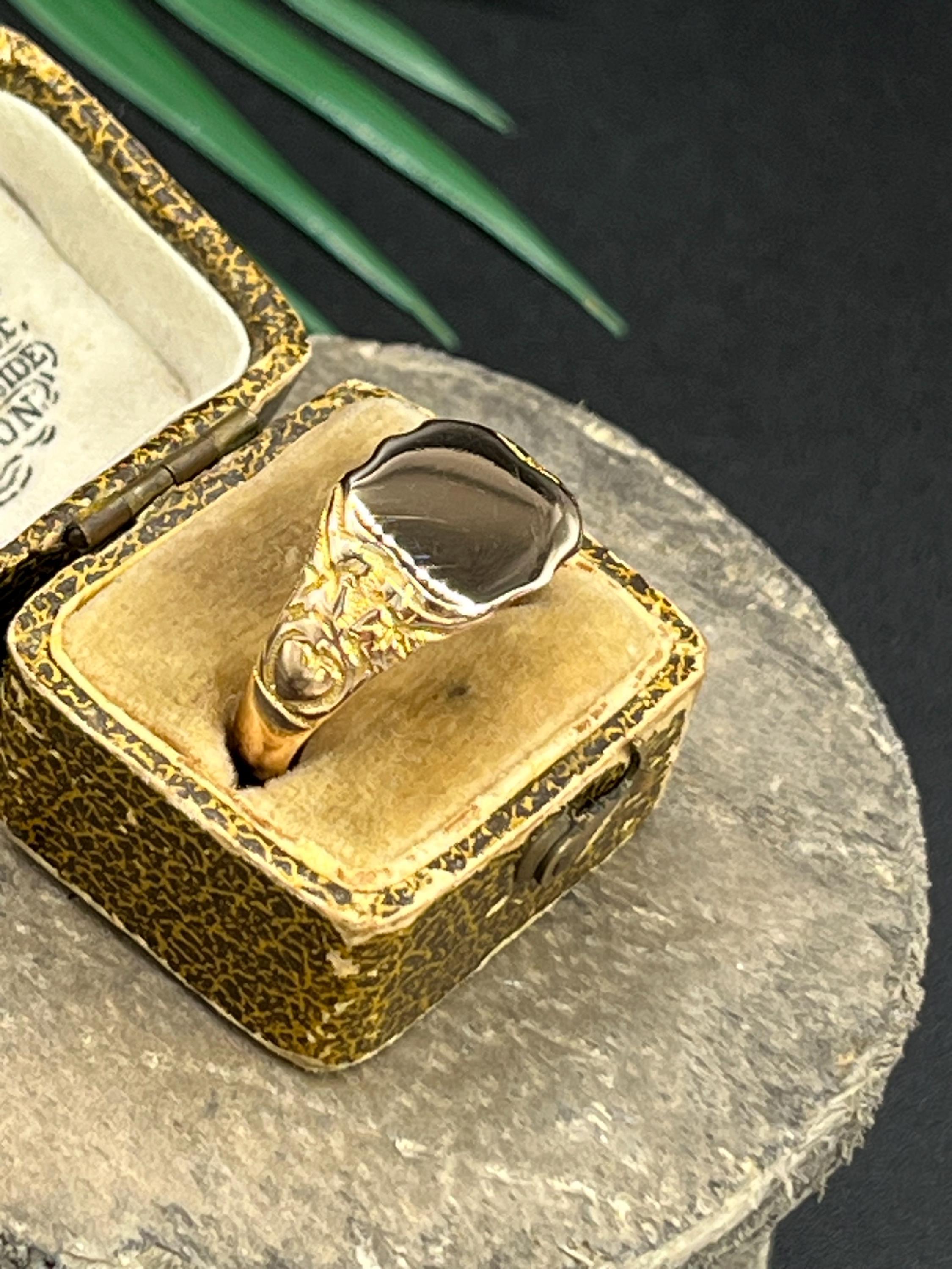 Bague de chevalière ancienne en or rose 9ct, en forme de bouclier, poinçonnée à Londres en 1925 en vente 1
