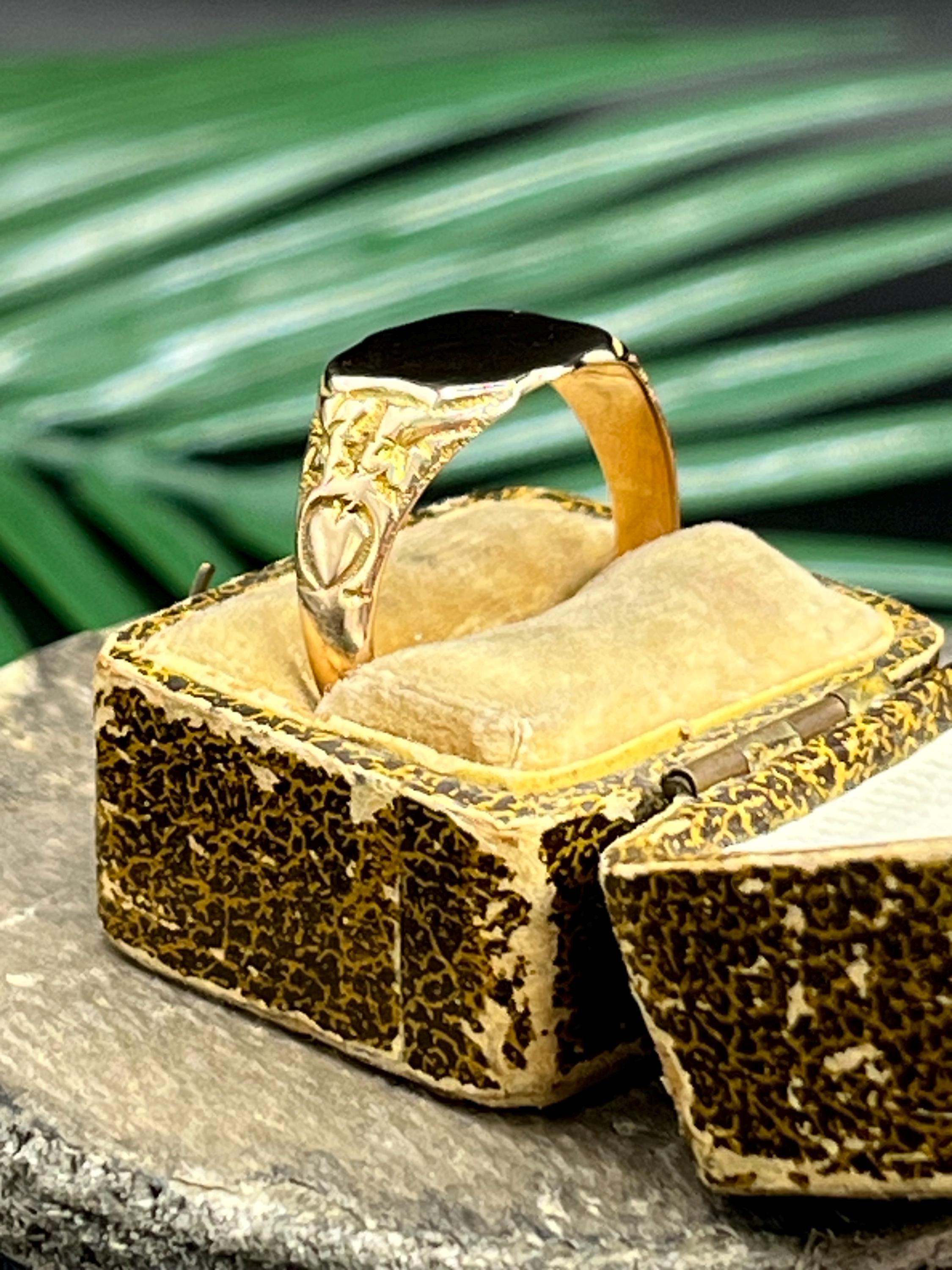 Bague de chevalière ancienne en or rose 9ct, en forme de bouclier, poinçonnée à Londres en 1925 en vente 2